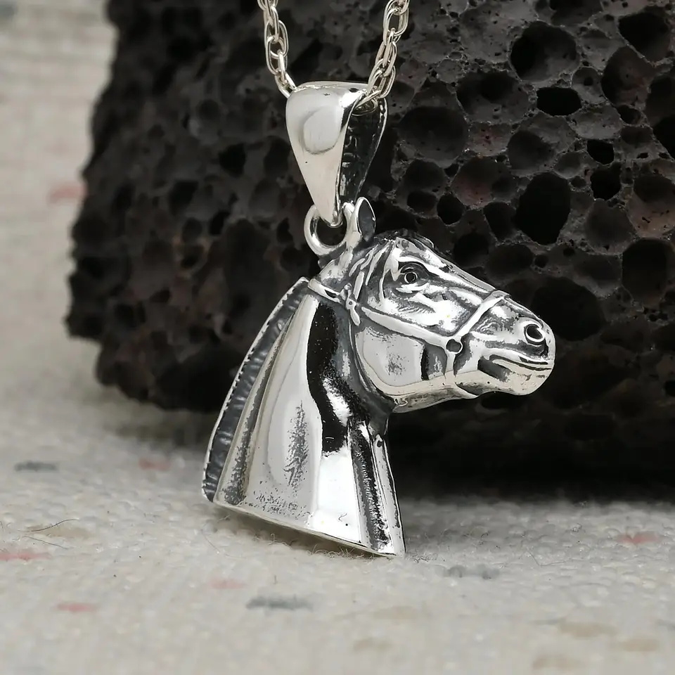 Colgante caballo chileno en plata 950 1