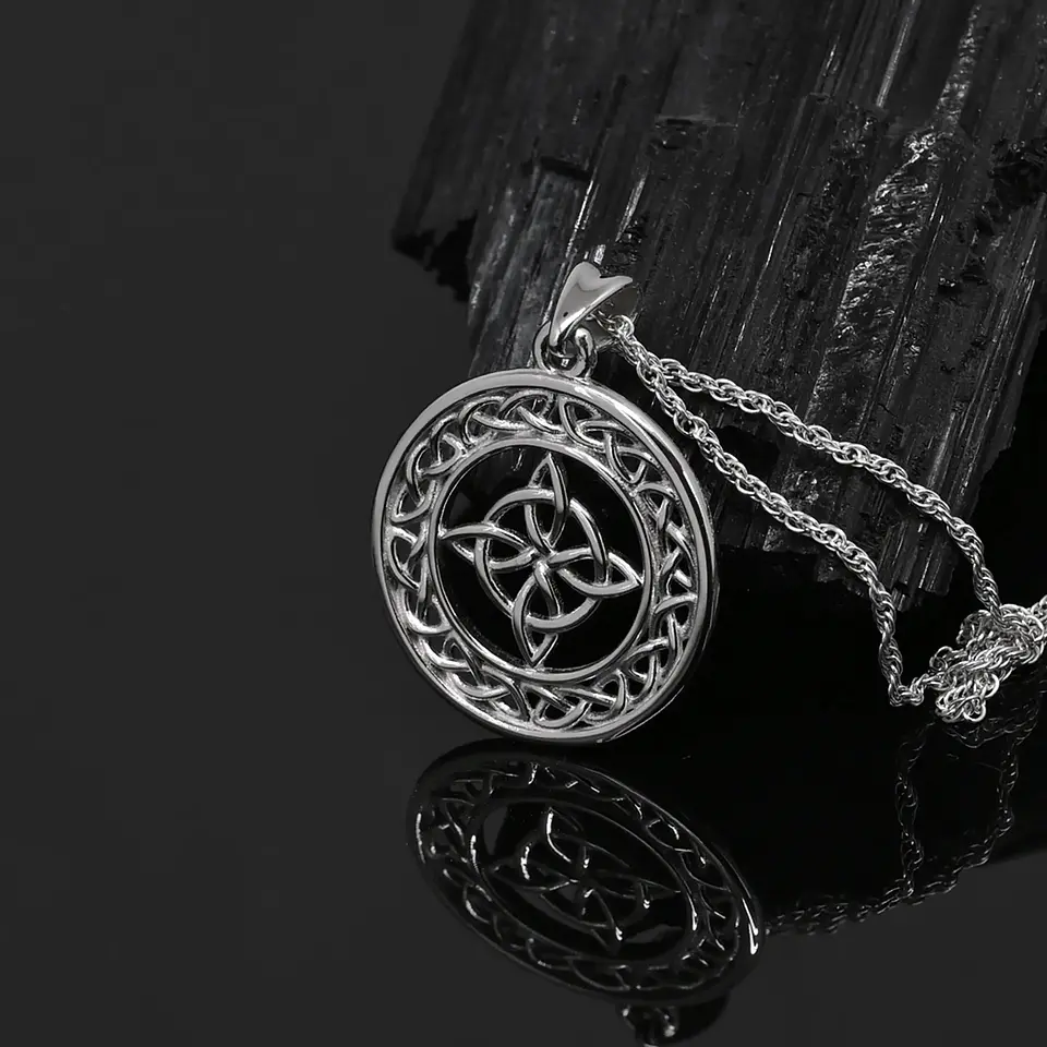 Colgante nudo de brujas en plata 950 1