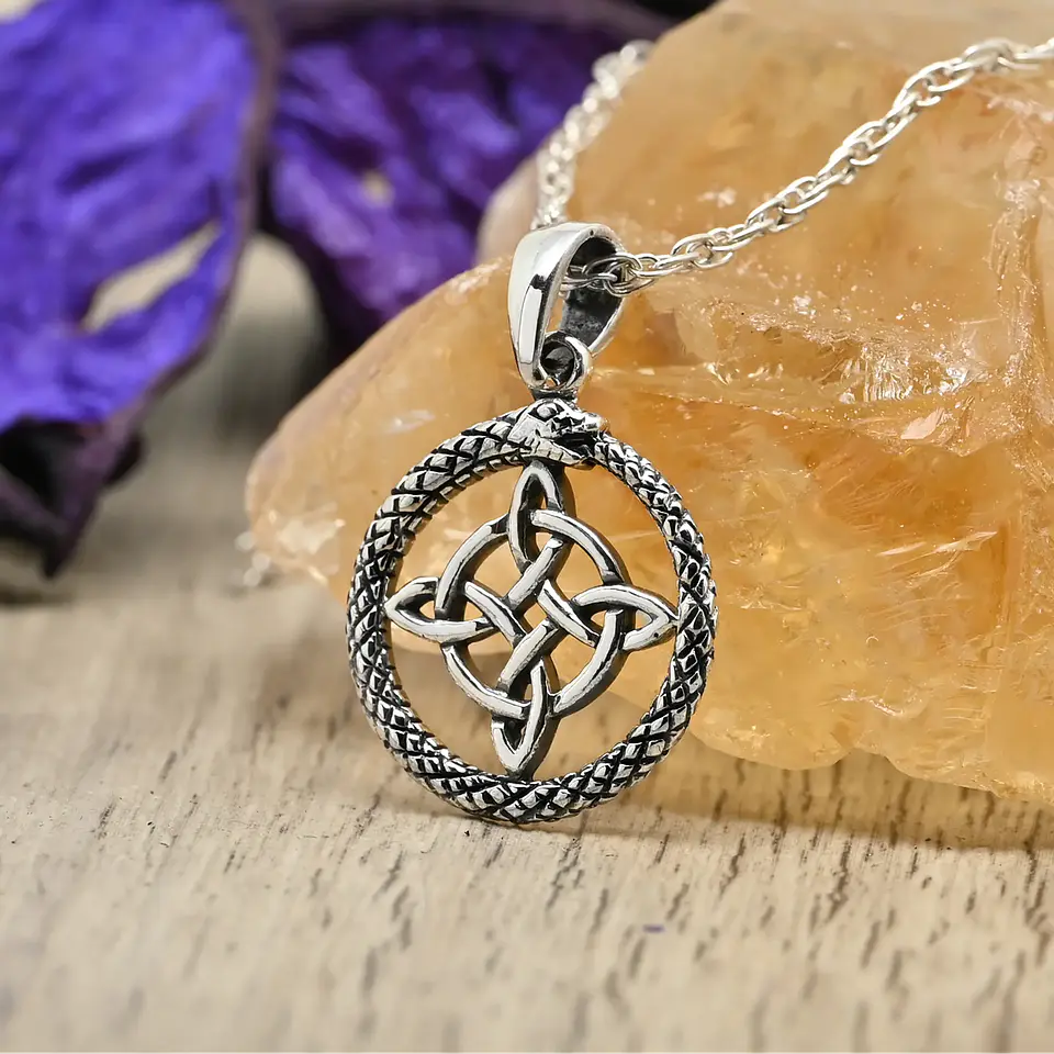 Colgante nudo de bruja serpiente en plata 925 1