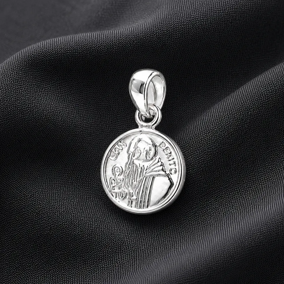 Colgante medalla san benito en plata 925 1