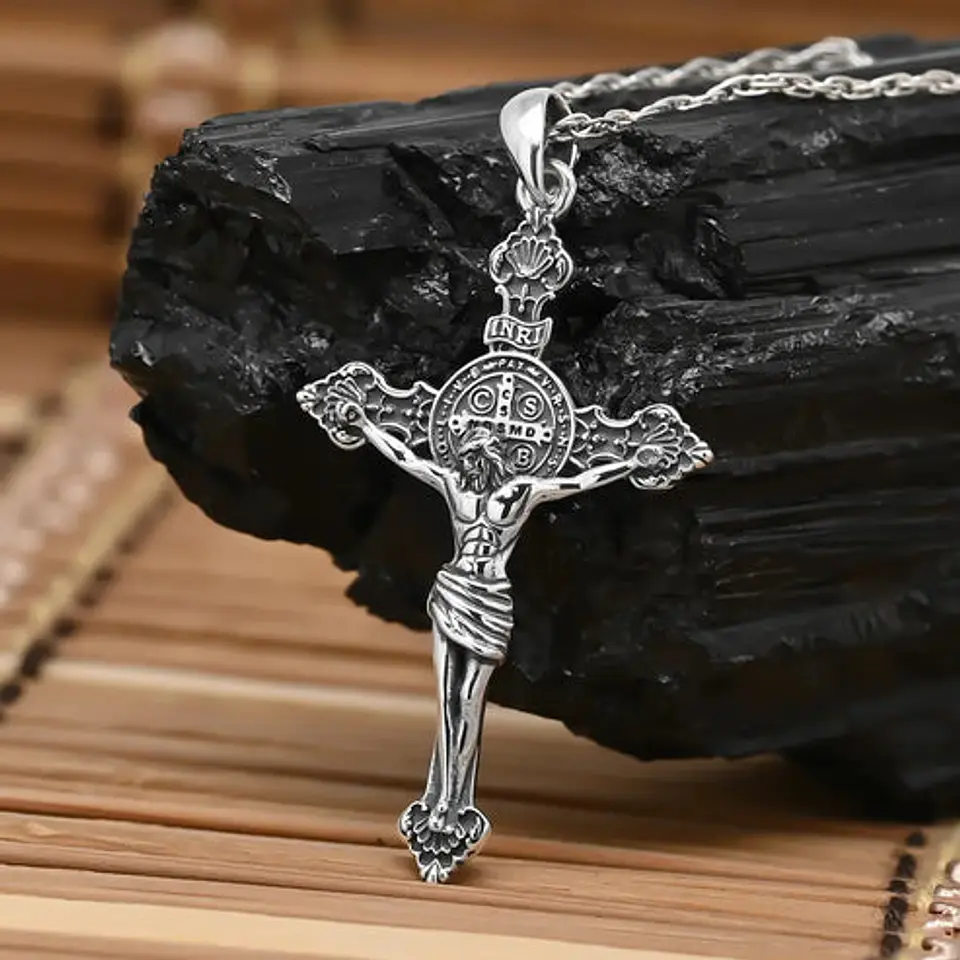 Colgante cruz con San Benito en plata 925 2