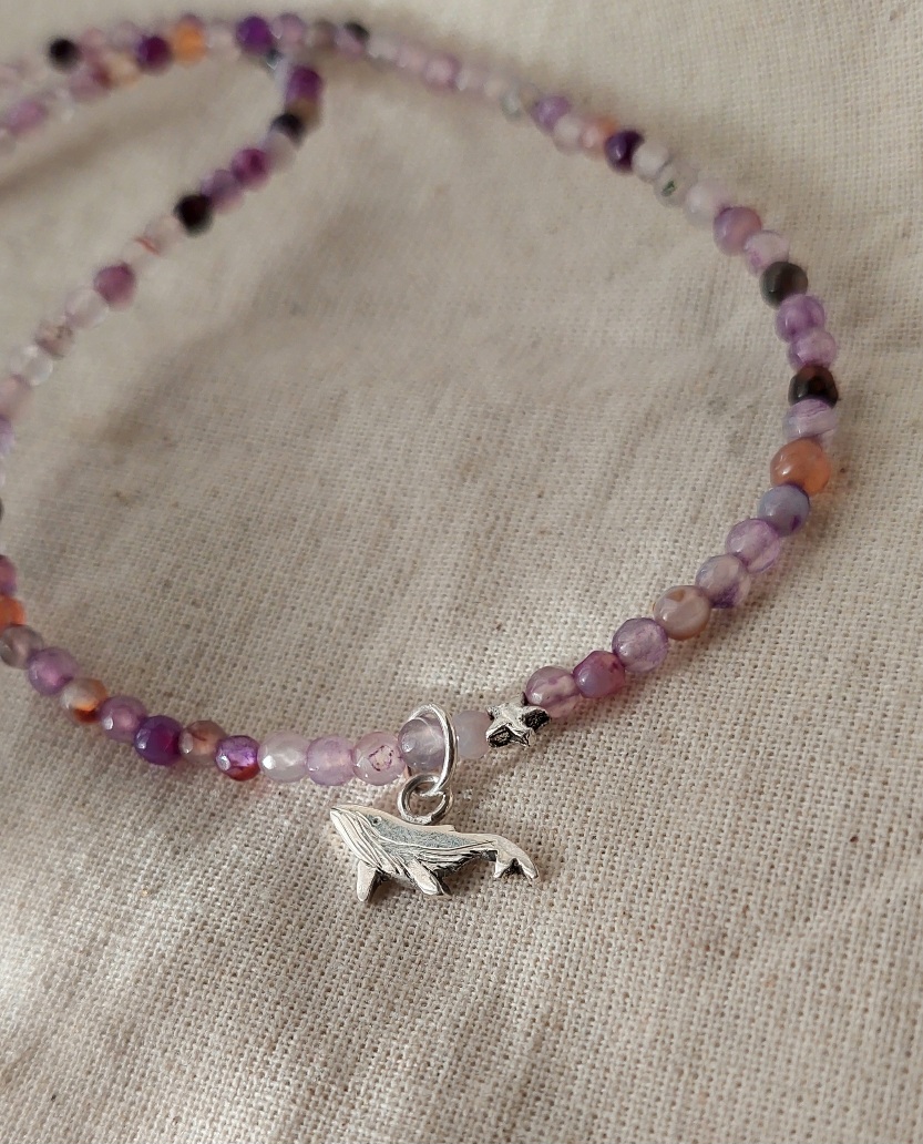 COLLAR BALLENA MORADO