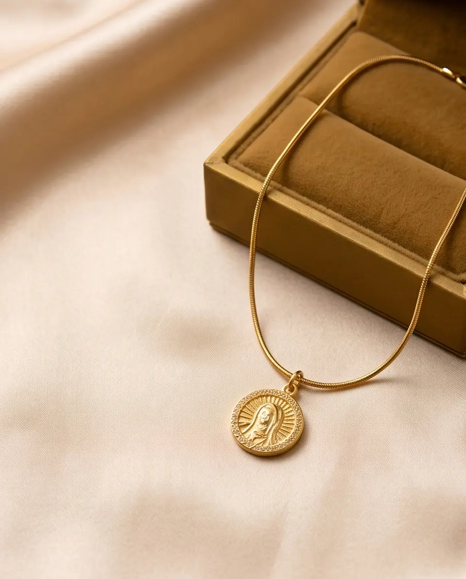 Collar Virgen de la Esperanza – Baño en Oro 1