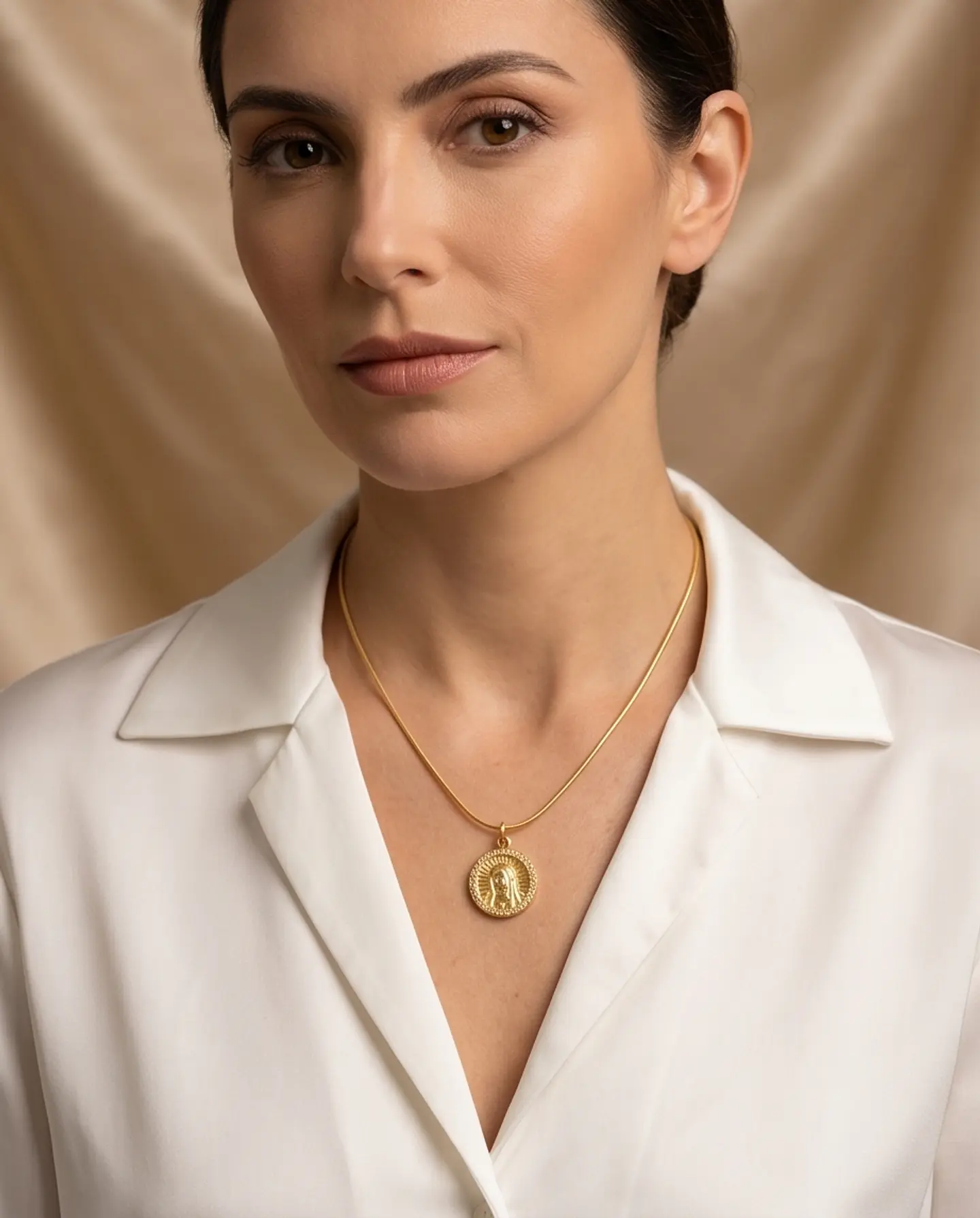 Collar Virgen de la Esperanza – Baño en Oro 2