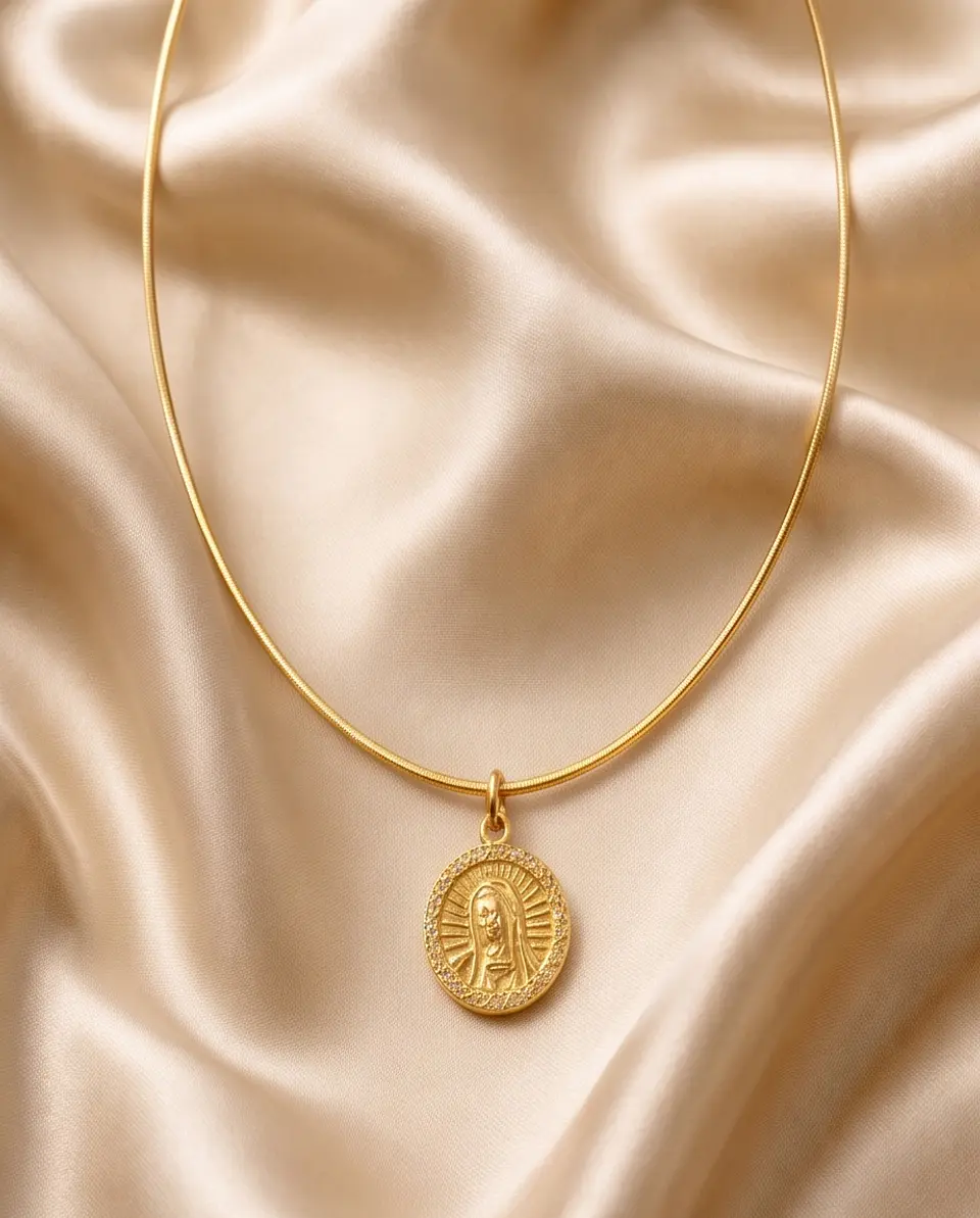 Collar Virgen de la Esperanza – Baño en Oro 3