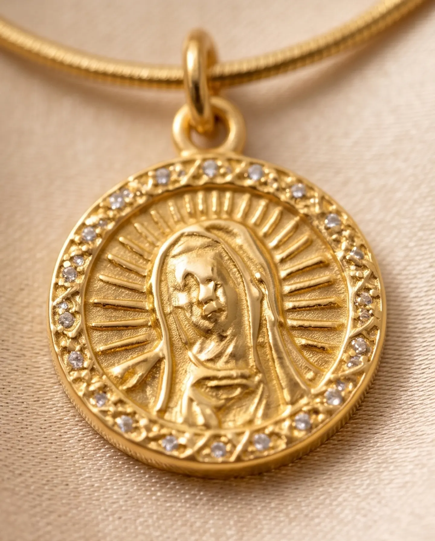 Collar Virgen de la Esperanza – Baño en Oro 4