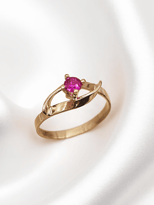 Anillo entrelazado 4 grifas rubí 1.5 grs Oro 18k