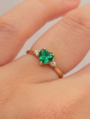 Anillo corazon esmeralda y circones Oro 18k