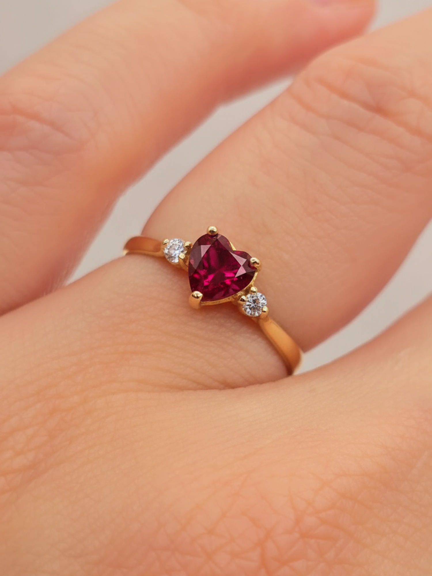 Anillo corazon rubi y circones Oro 18k 6