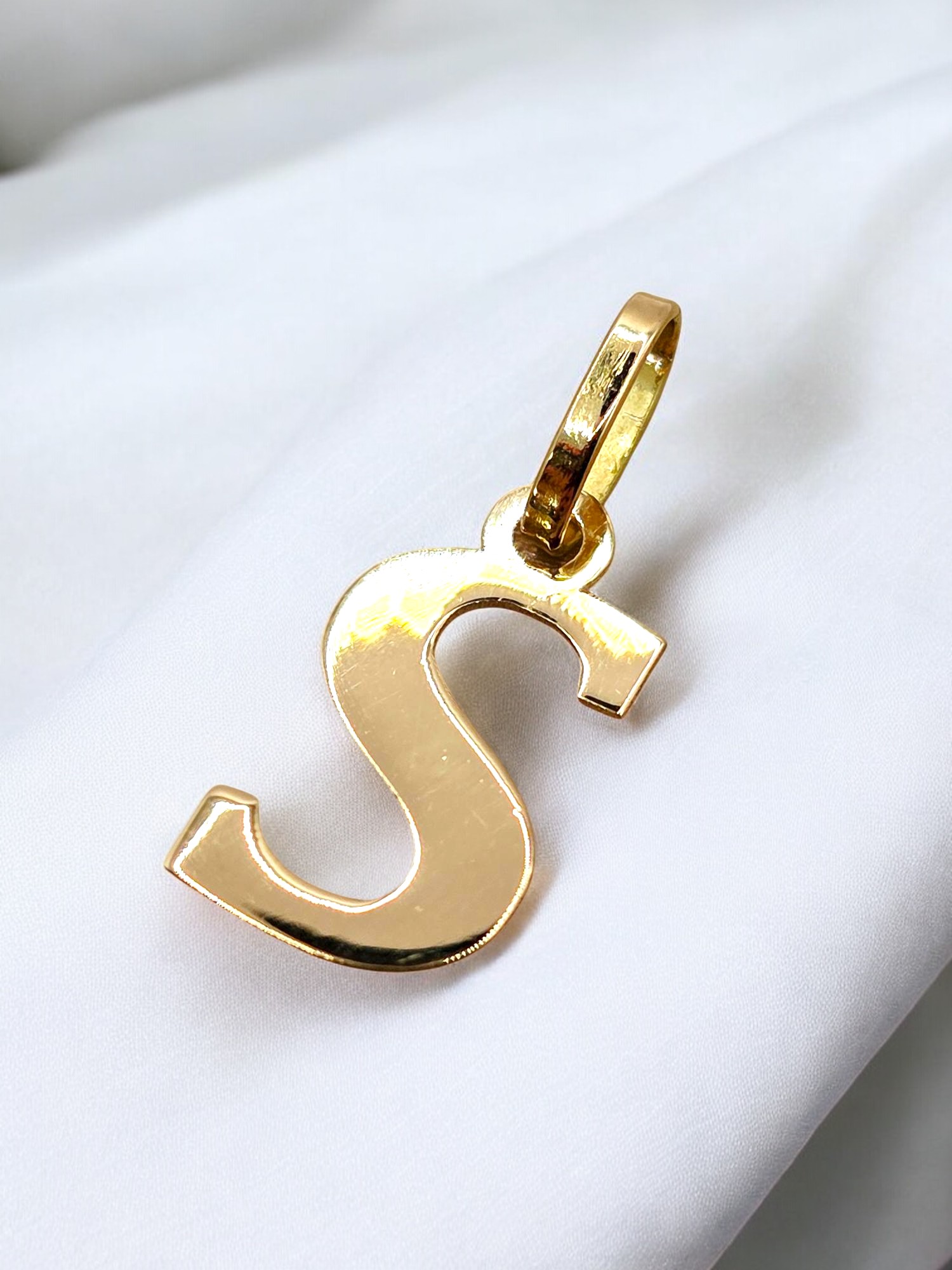 Colgante inicial 2 cm Oro 18k 8