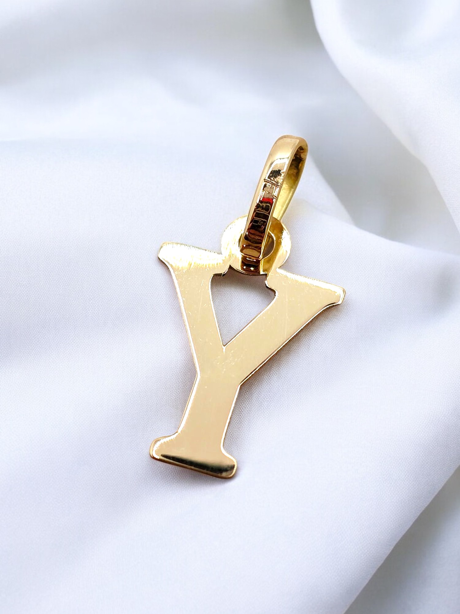 Colgante inicial 2 cm Oro 18k 11