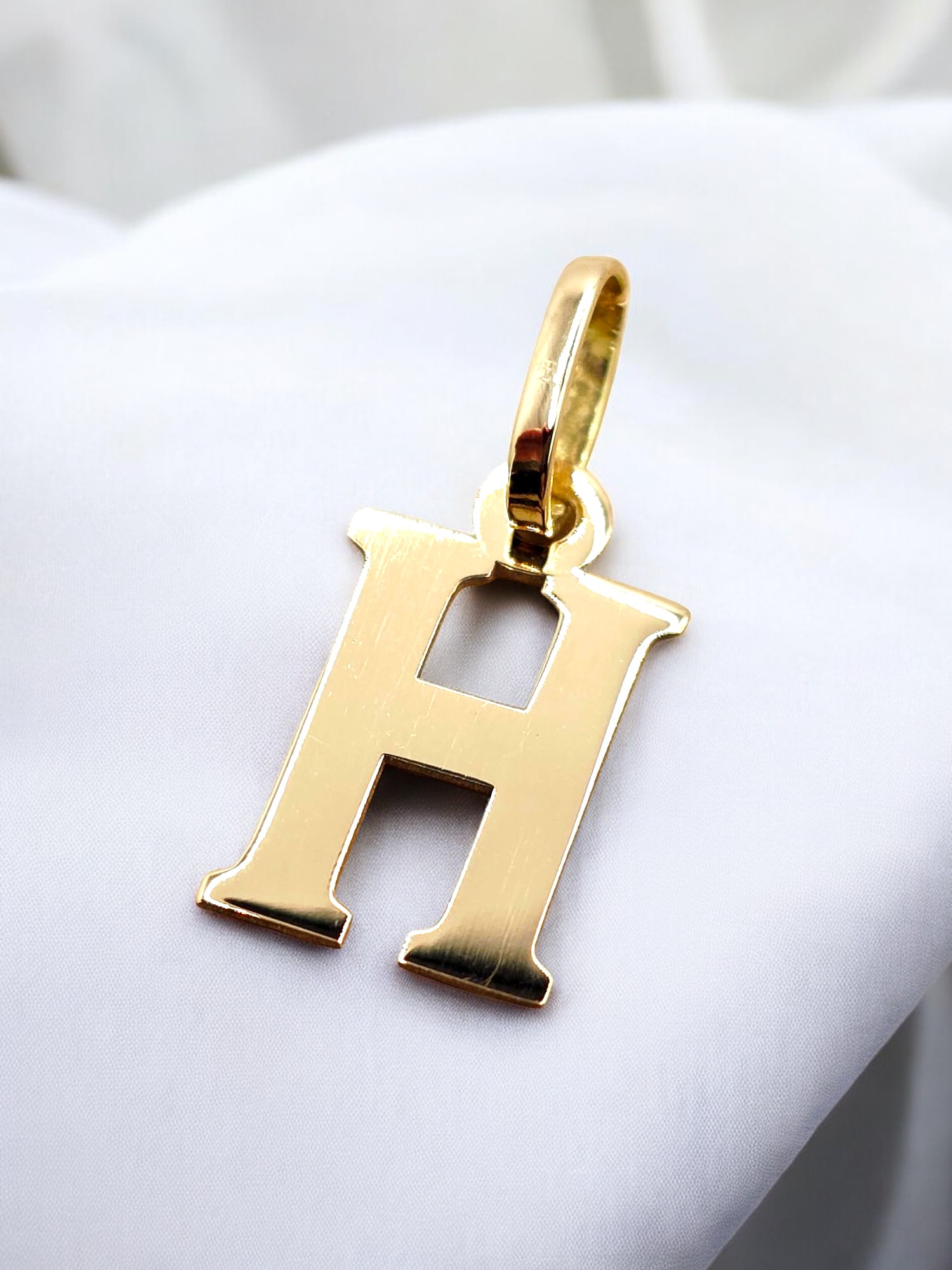 Colgante inicial 2 cm Oro 18k 12