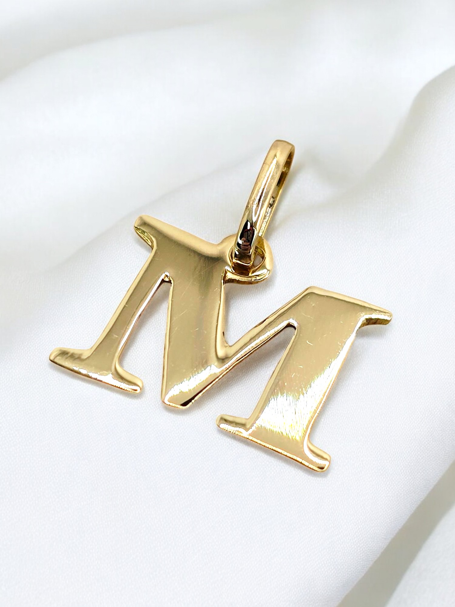 Colgante inicial 2 cm Oro 18k 13