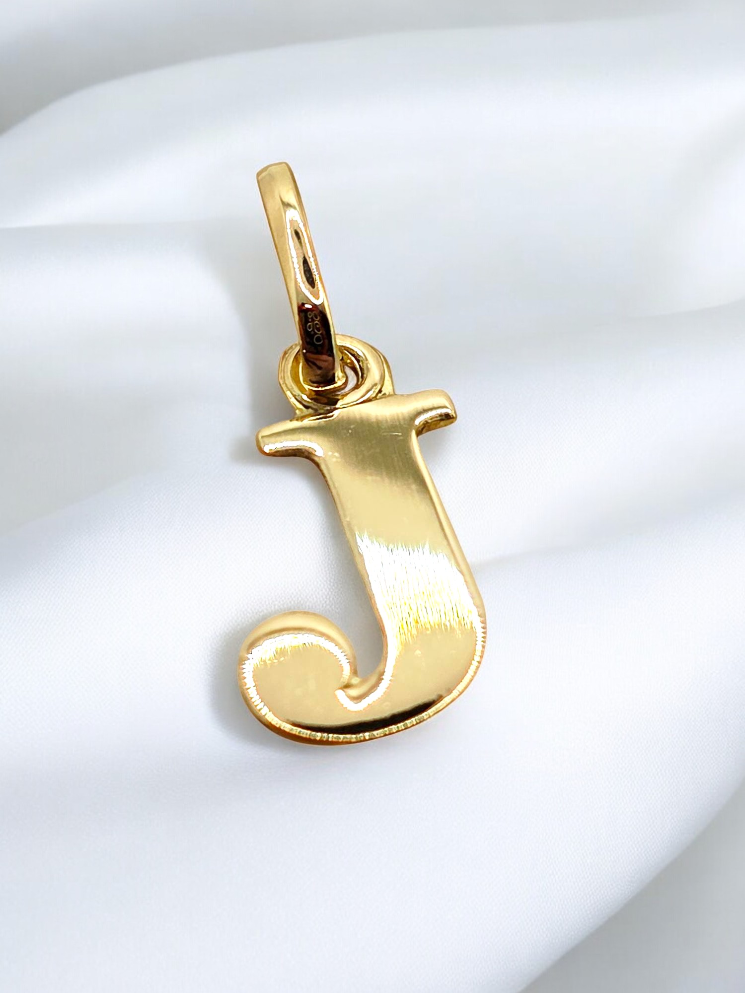 Colgante inicial 2 cm Oro 18k 16