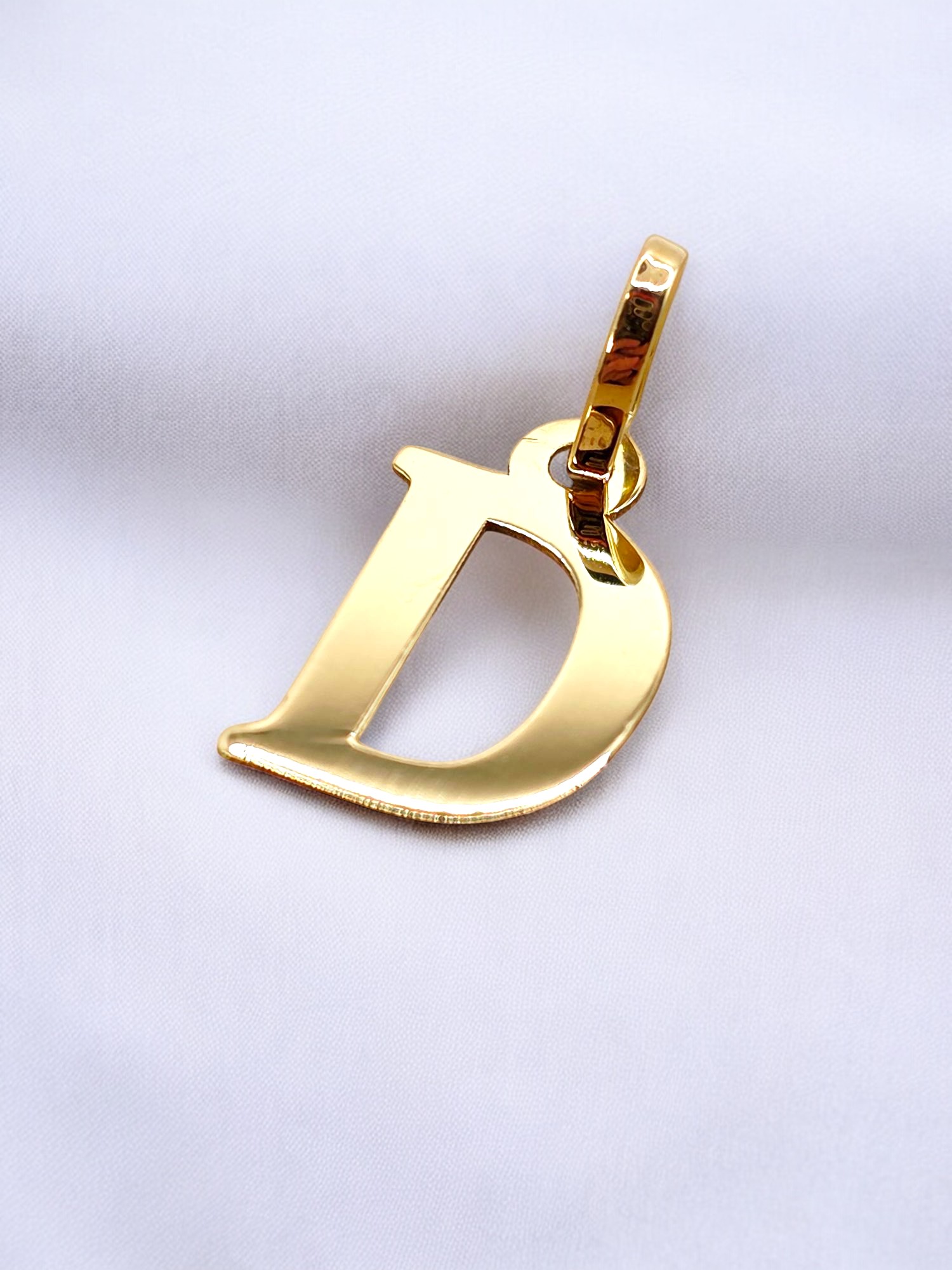 Colgante inicial 2 cm Oro 18k 22