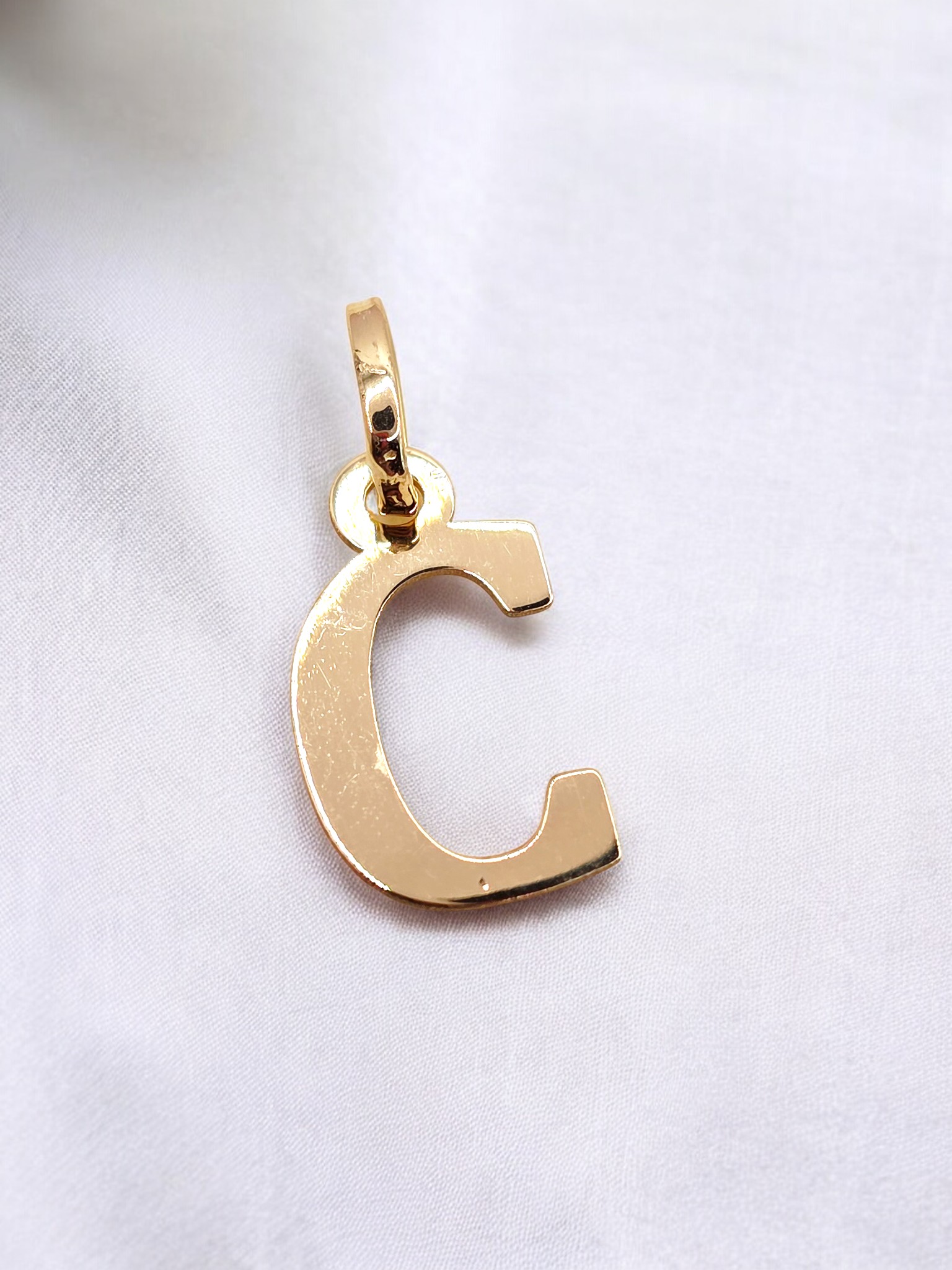 Colgante inicial 2 cm Oro 18k 23