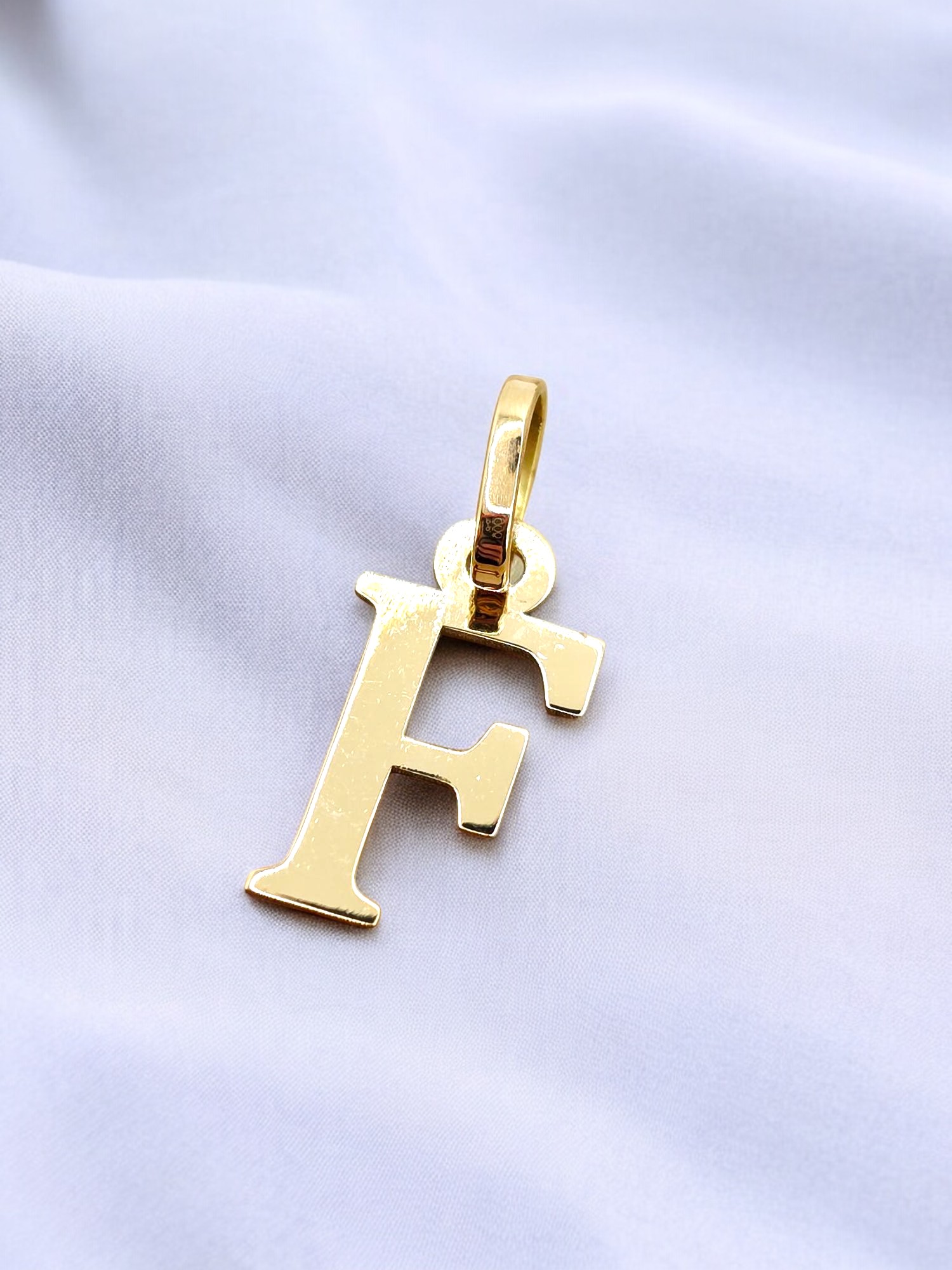 Colgante inicial 2 cm Oro 18k 24