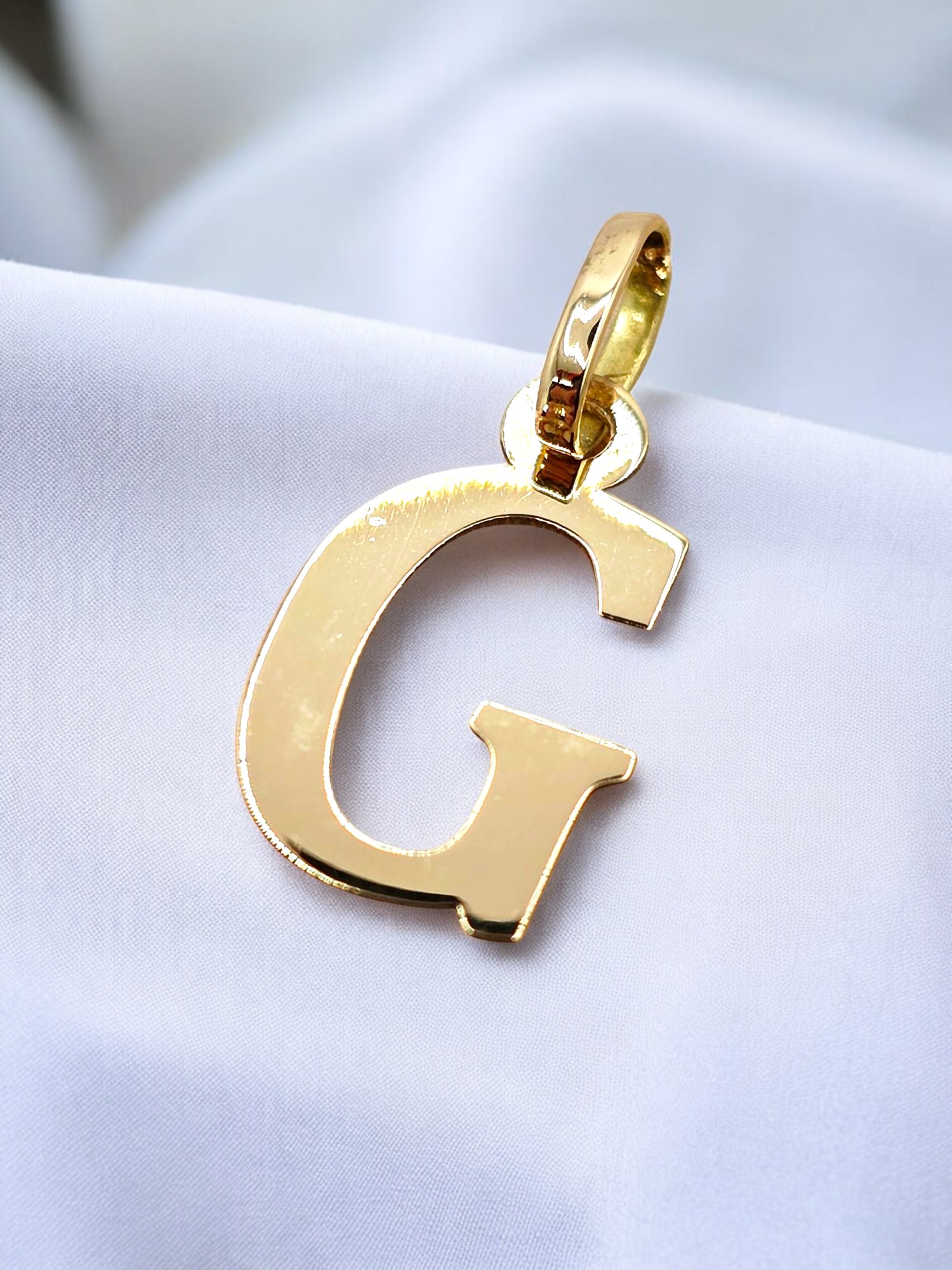 Colgante inicial 2 cm Oro 18k 25