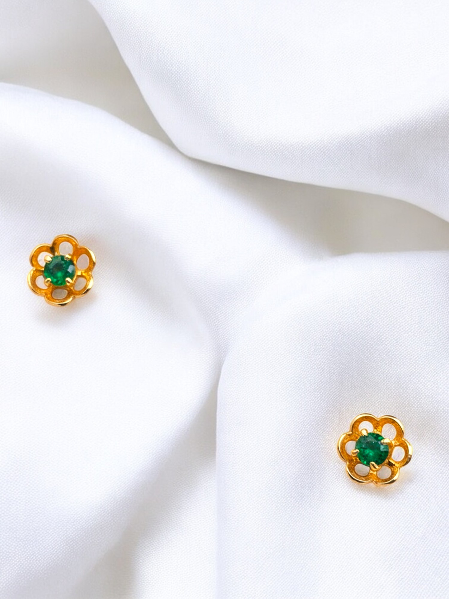 Aros flores esmeralda Oro 18k 4