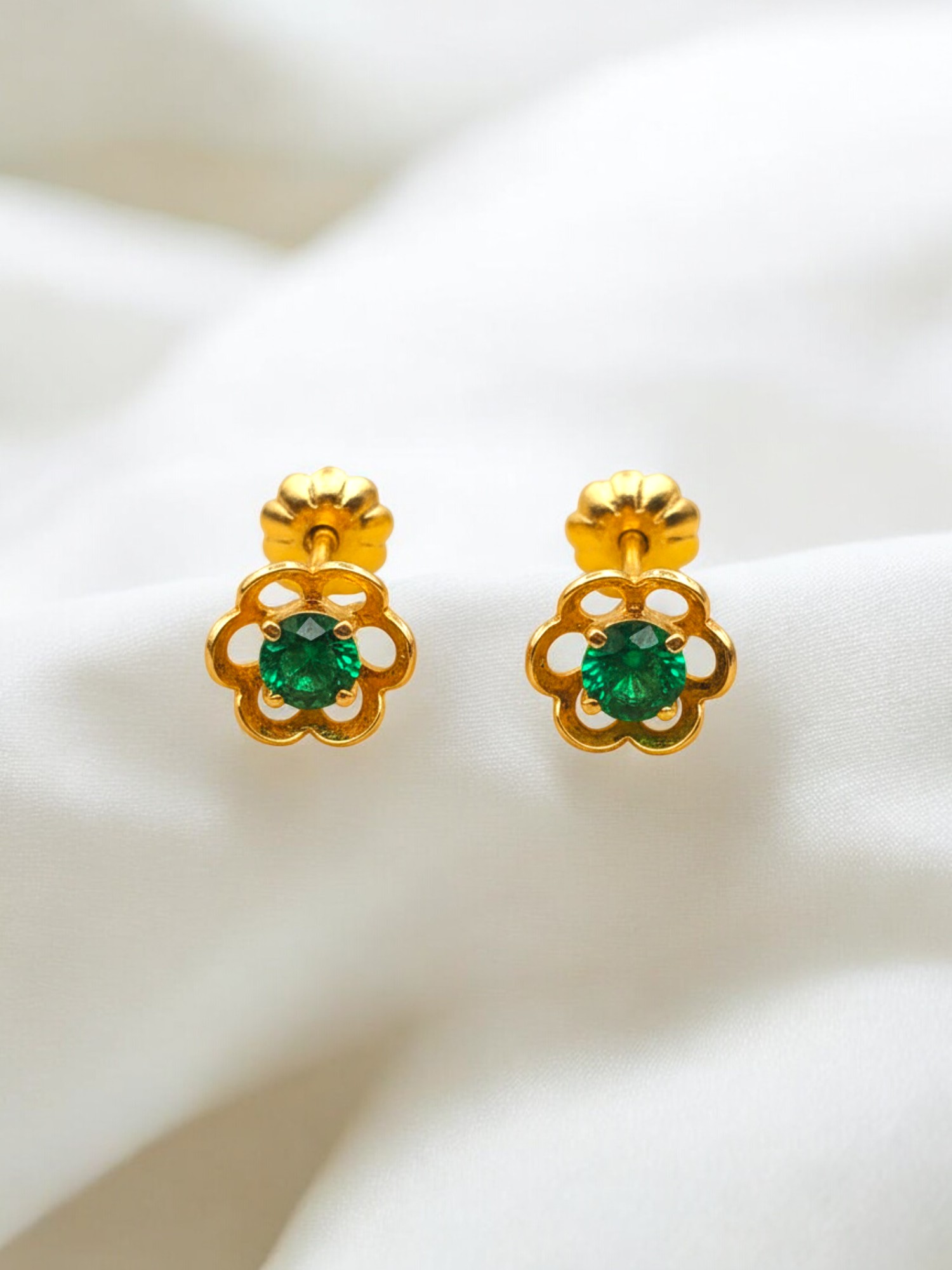 Aros flores esmeralda Oro 18k 5