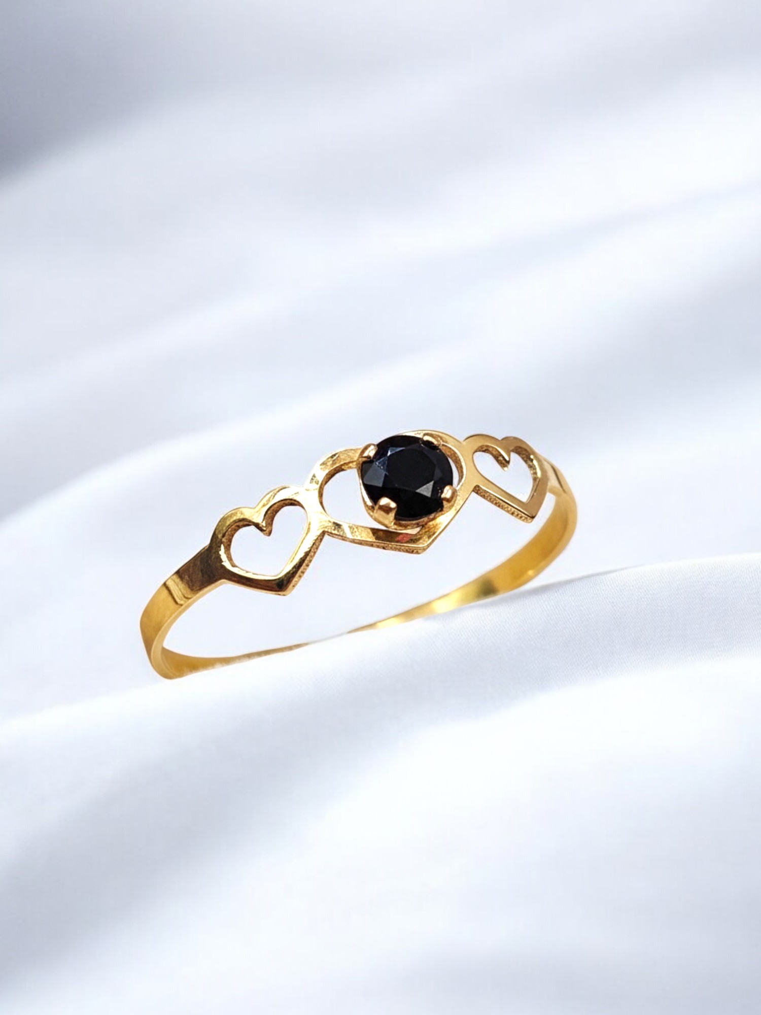 Anillo midi tres corazones onix Oro 18k 2
