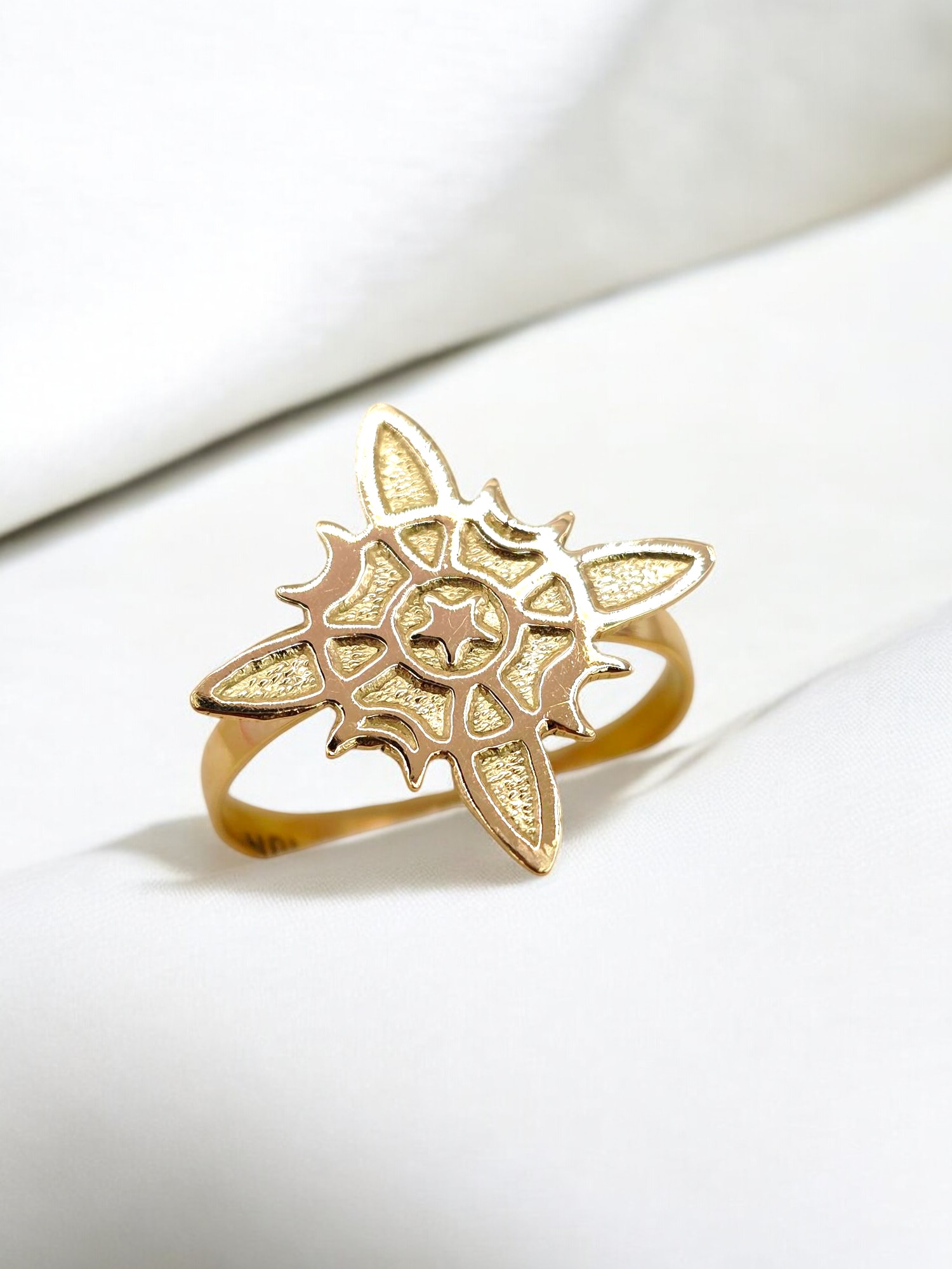 Anillo silueta nudo de bruja Oro 18k 2