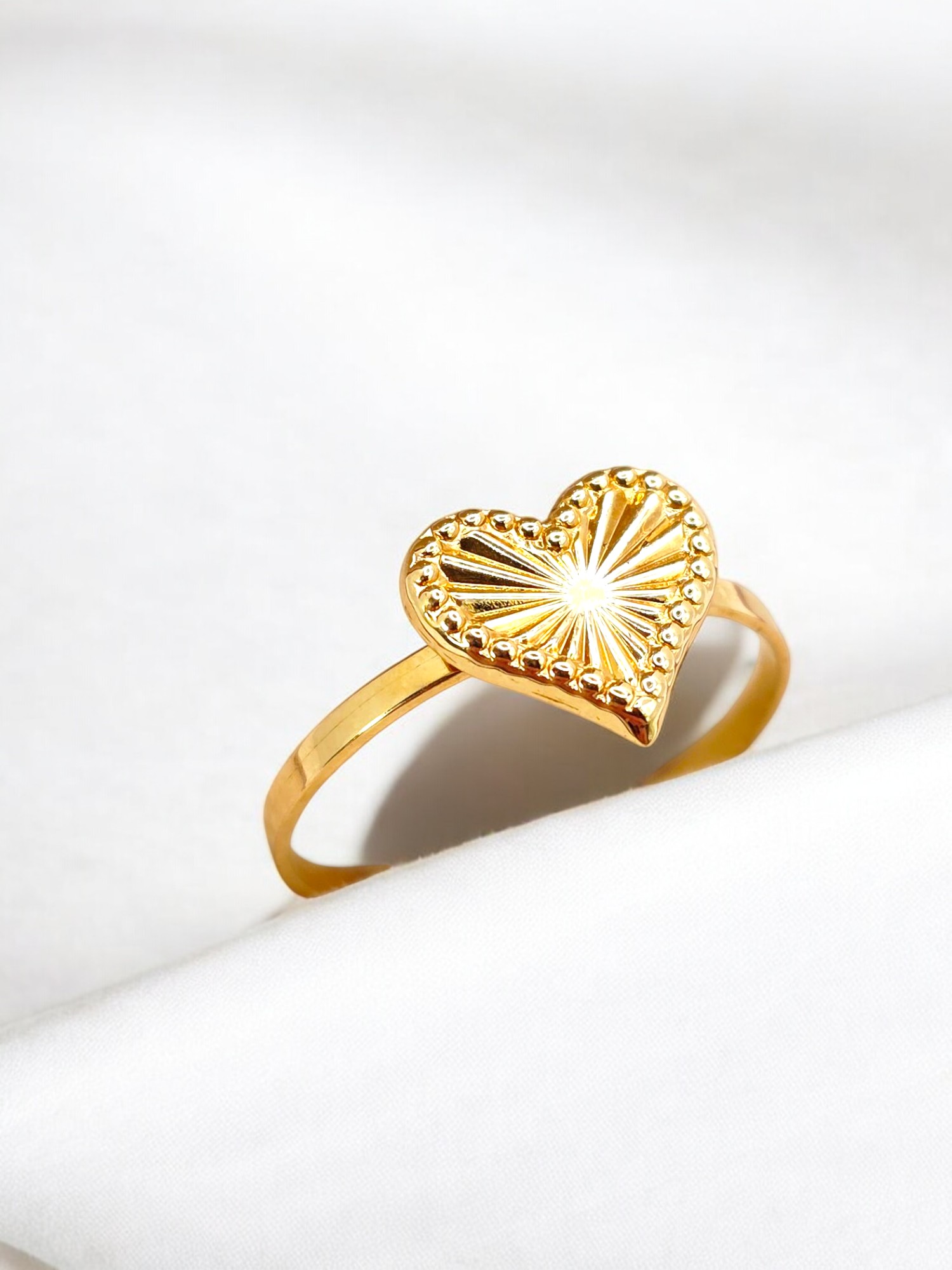 Anillo corazon tallado Oro 18k 2