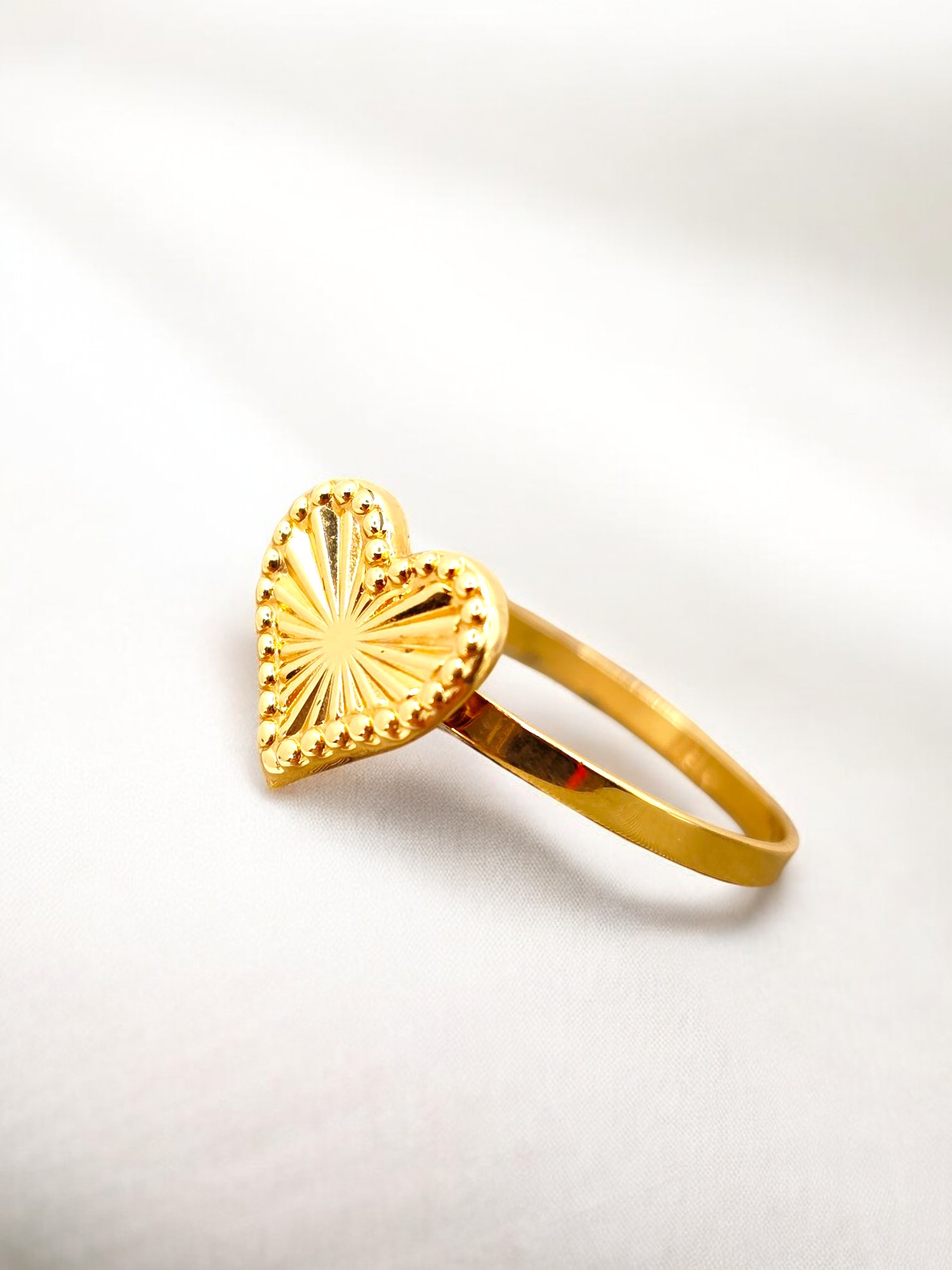 Anillo corazon tallado Oro 18k 3