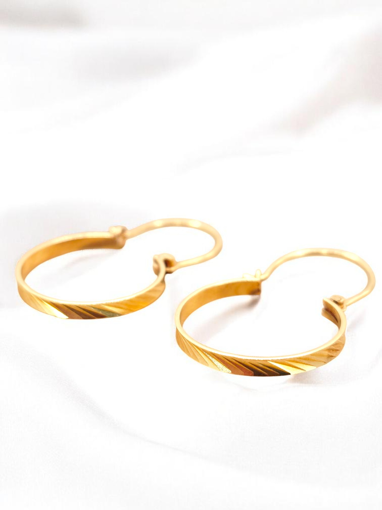 Aros argolla tallada gancho Oro 18k 4