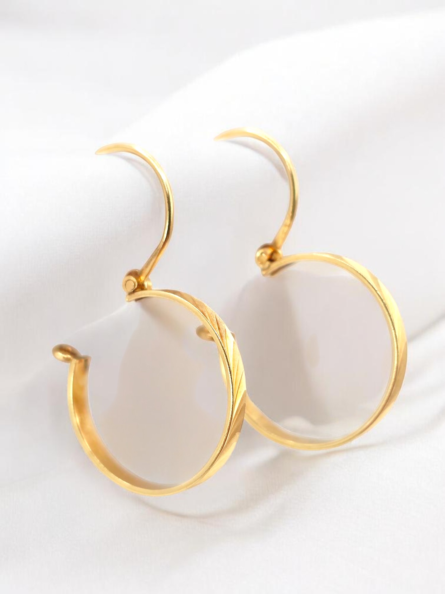 Aros argolla tallada gancho Oro 18k 1