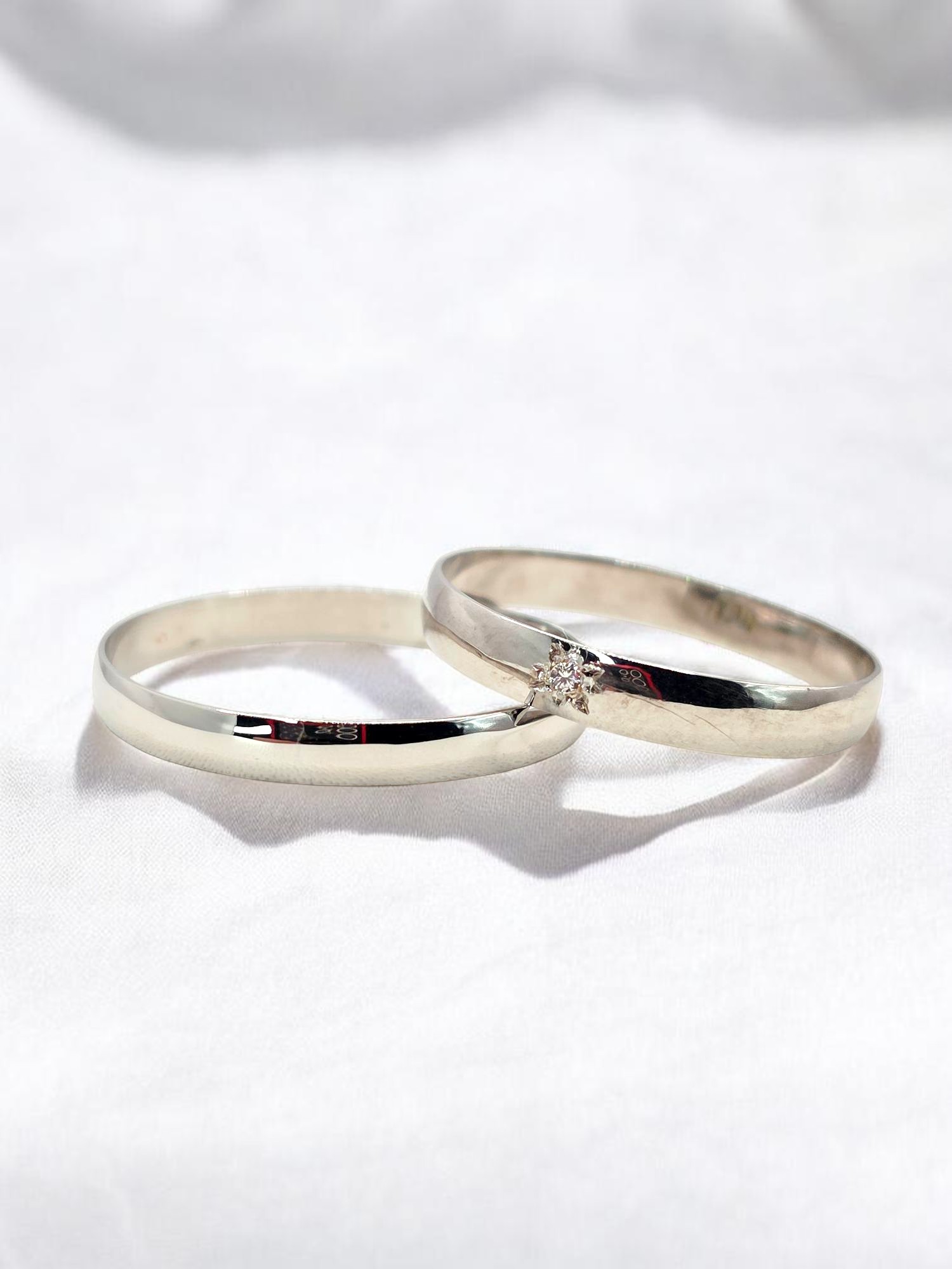 Argollas media caña con circon 3 mm Oro blanco 18k 3