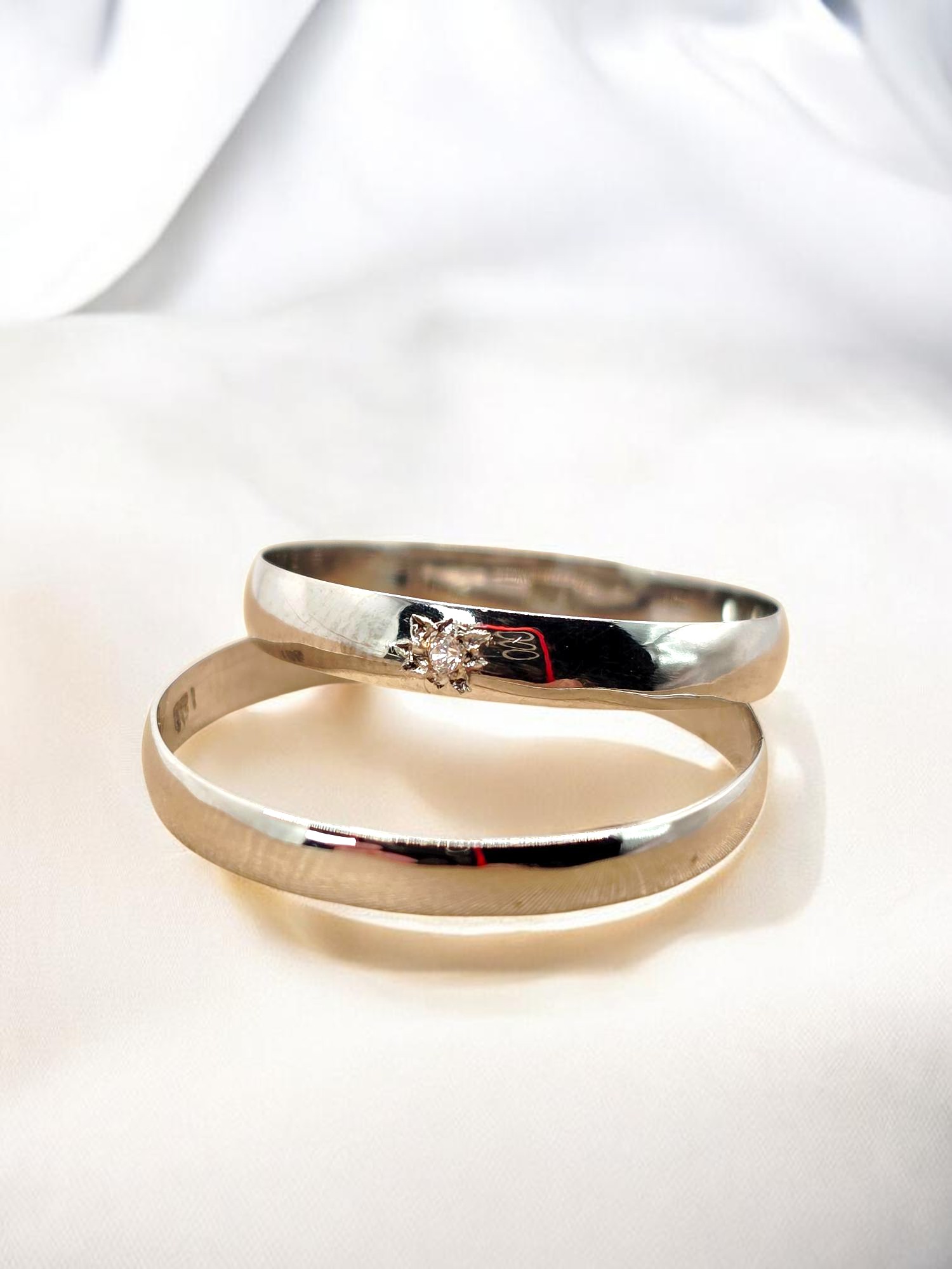 Argollas media caña con circon 3 mm Oro blanco 18k 4