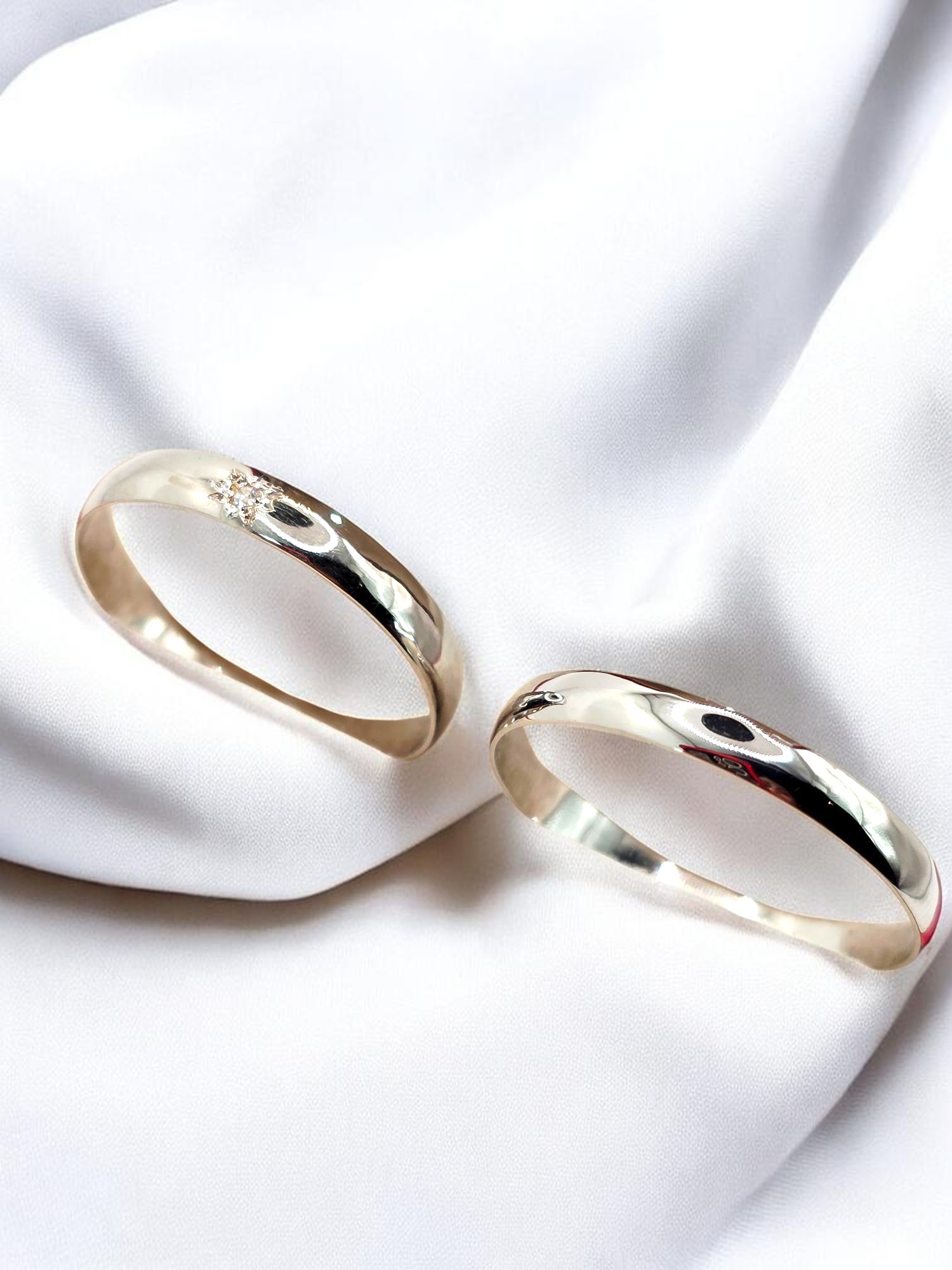 Argollas media caña con circon 3 mm Oro blanco 18k 1