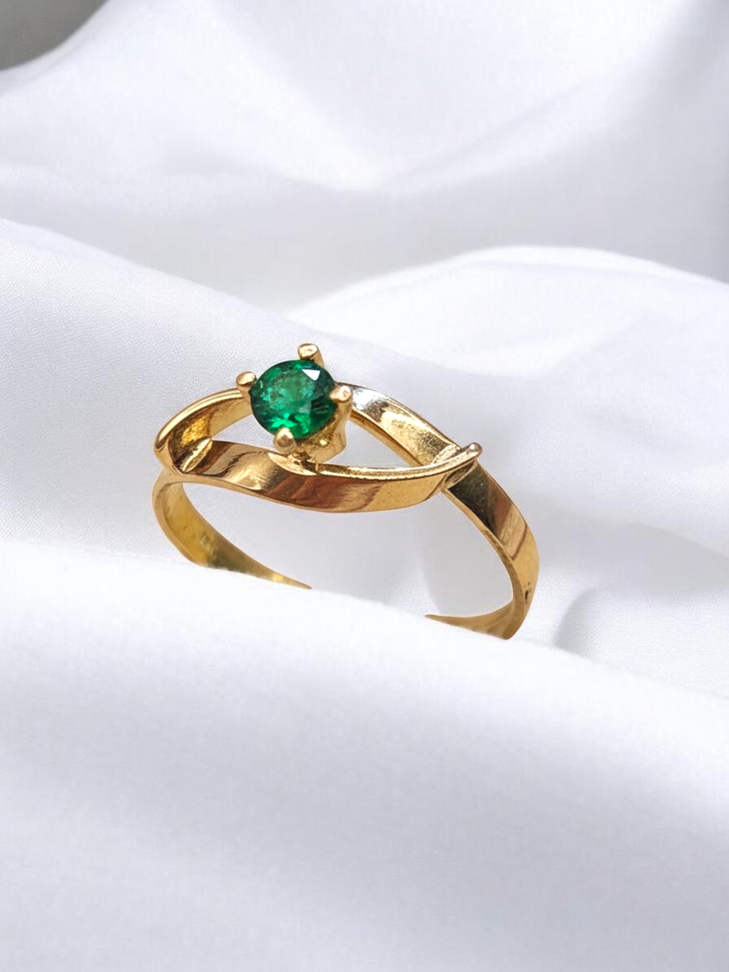 Anillo entrelazado 4 grifas esmeralda Oro 18k 2