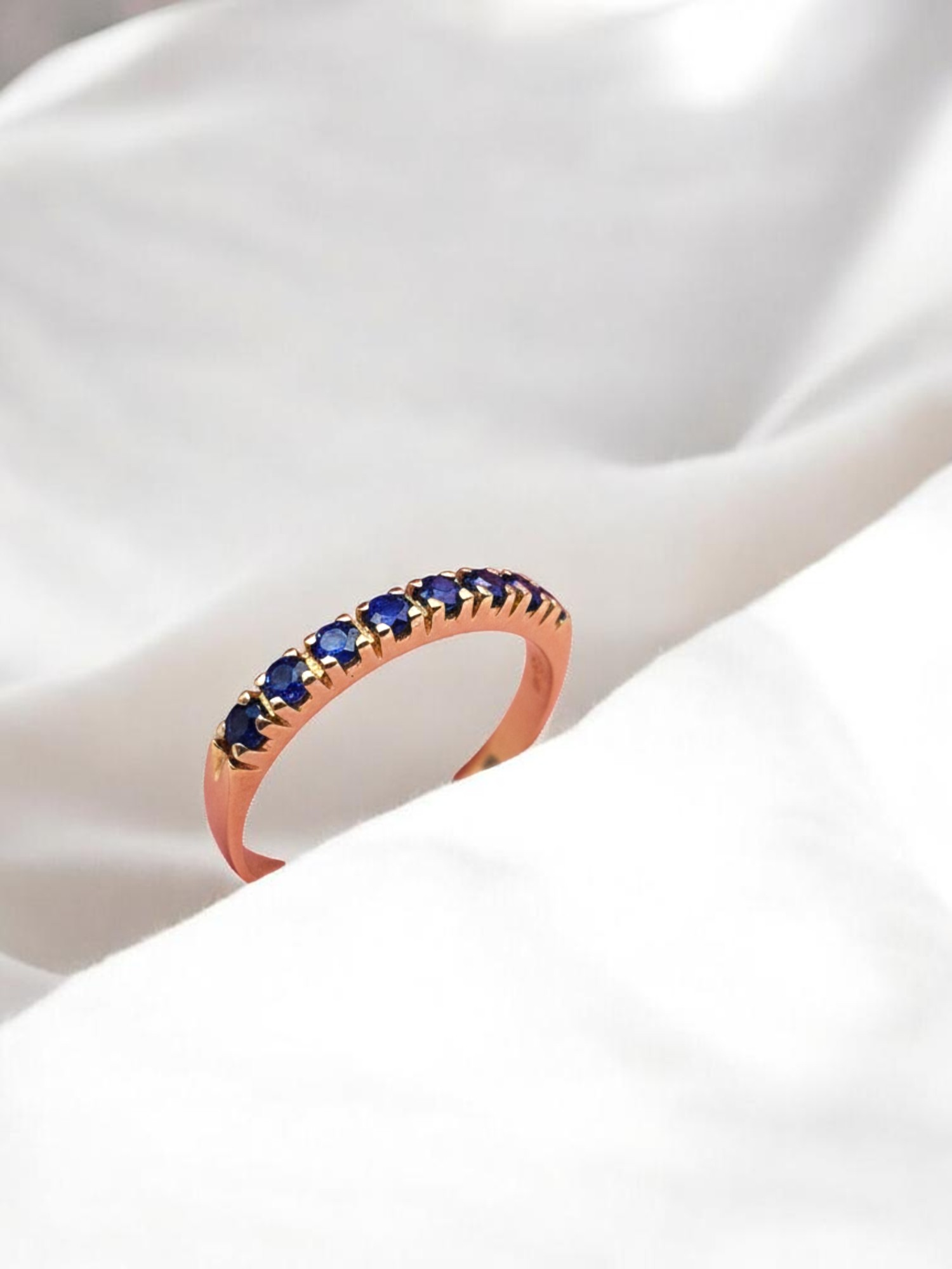 Anillo medio cintillo zafiros Oro 18k 2