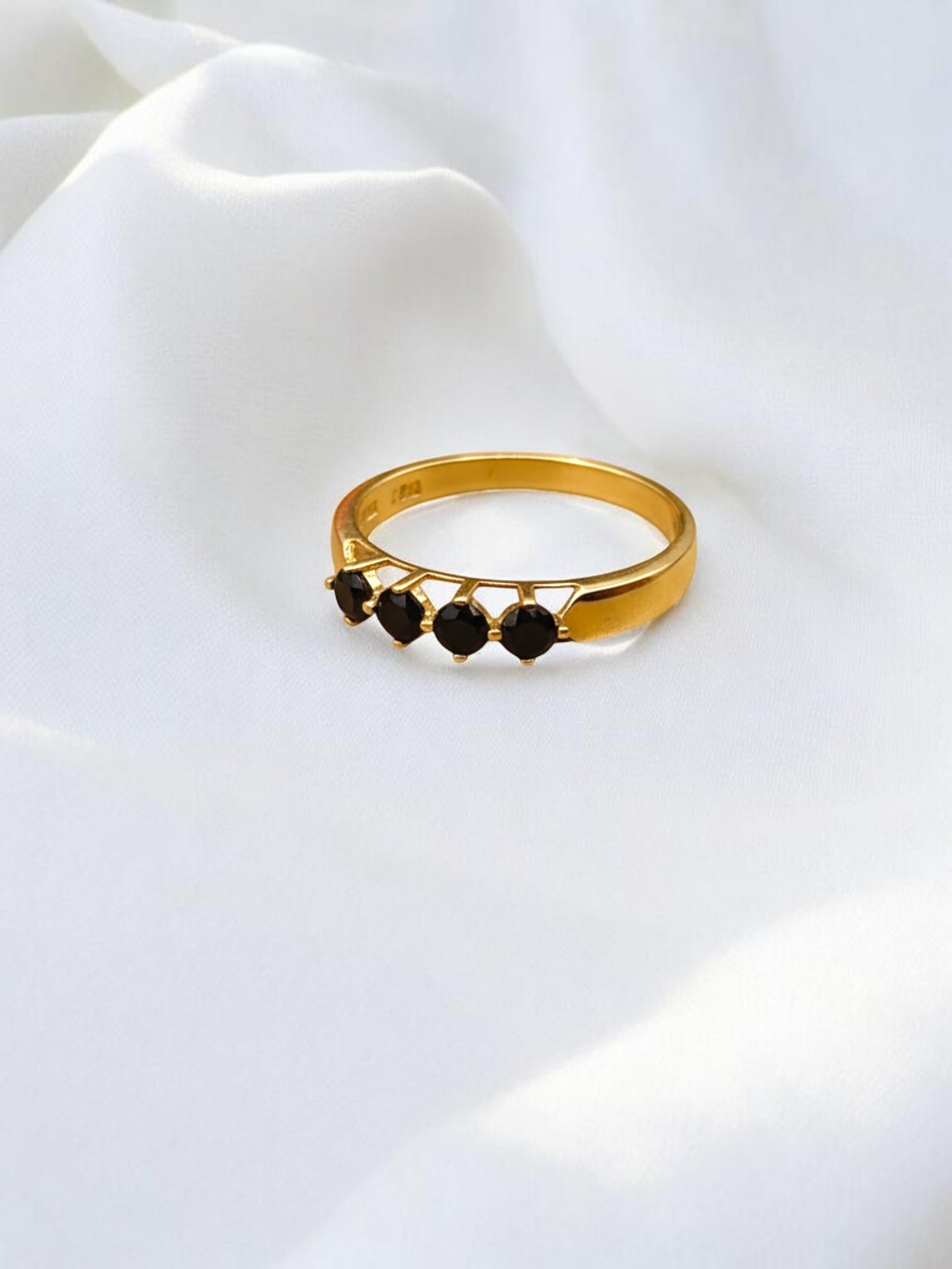 Anillo medio cintillo grifa ónix Oro 18k 1