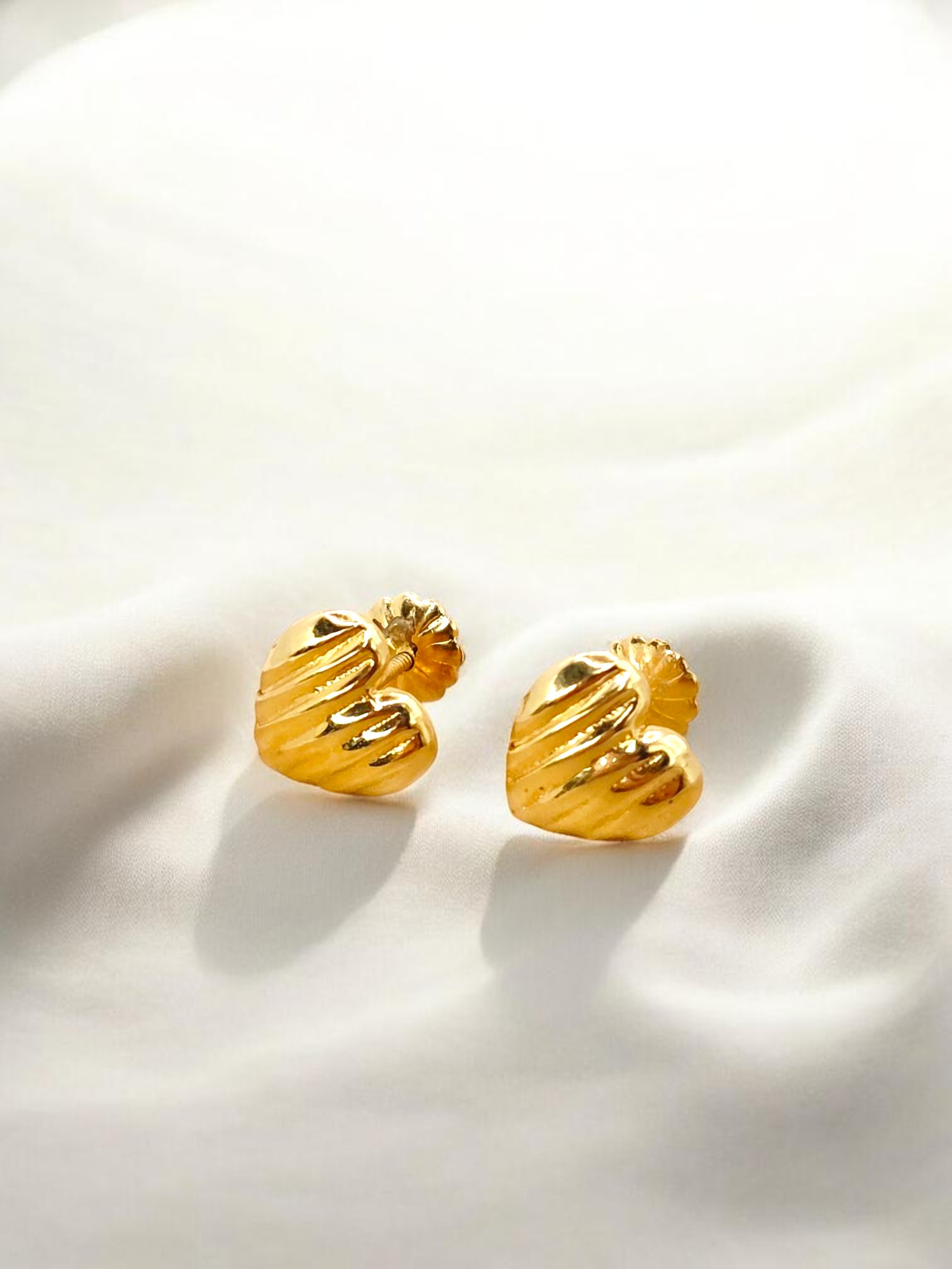 Aros corazón satinado 9 mm Oro 18k 3
