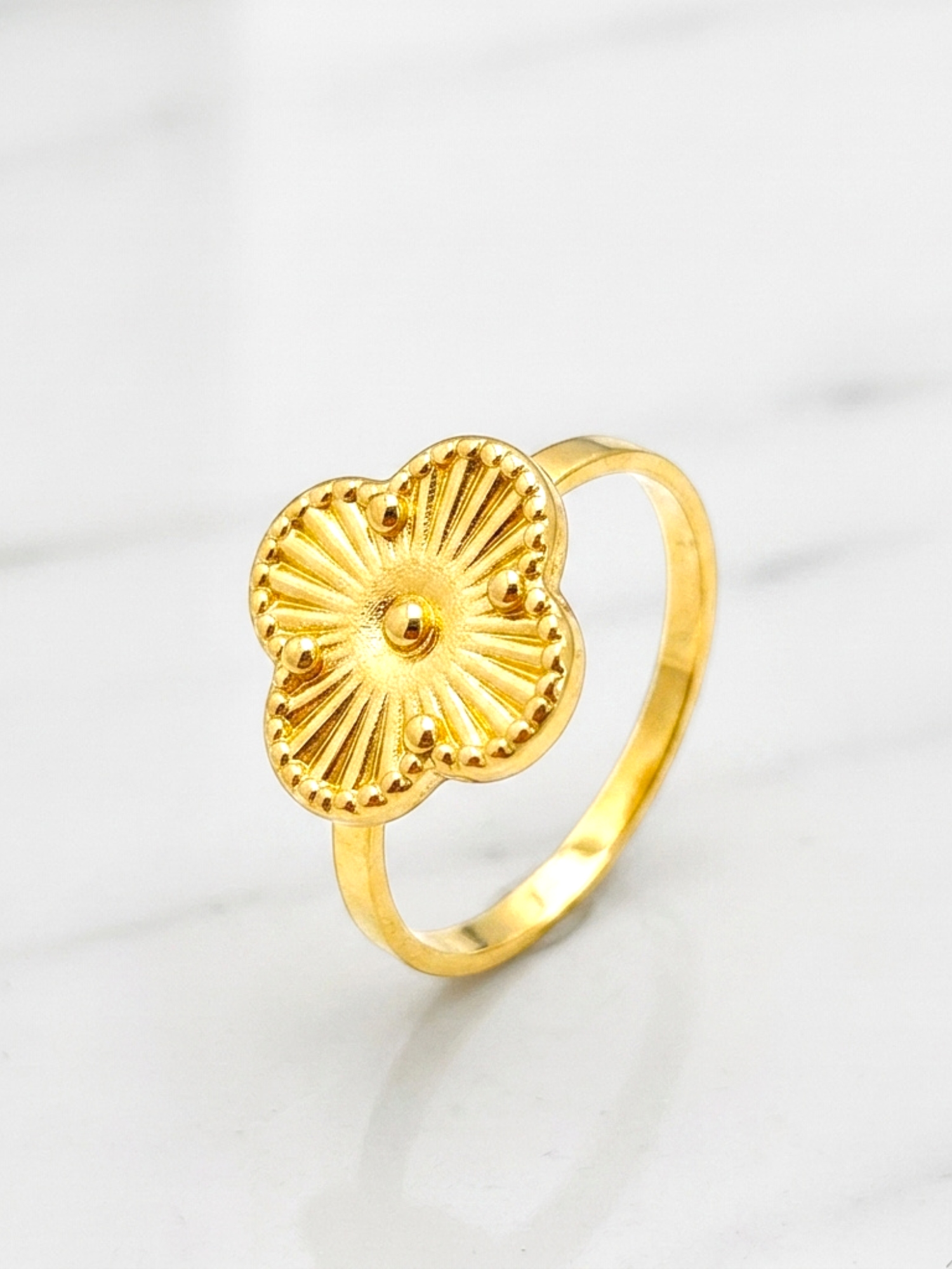 Anillo flor tallada Oro 18k 4