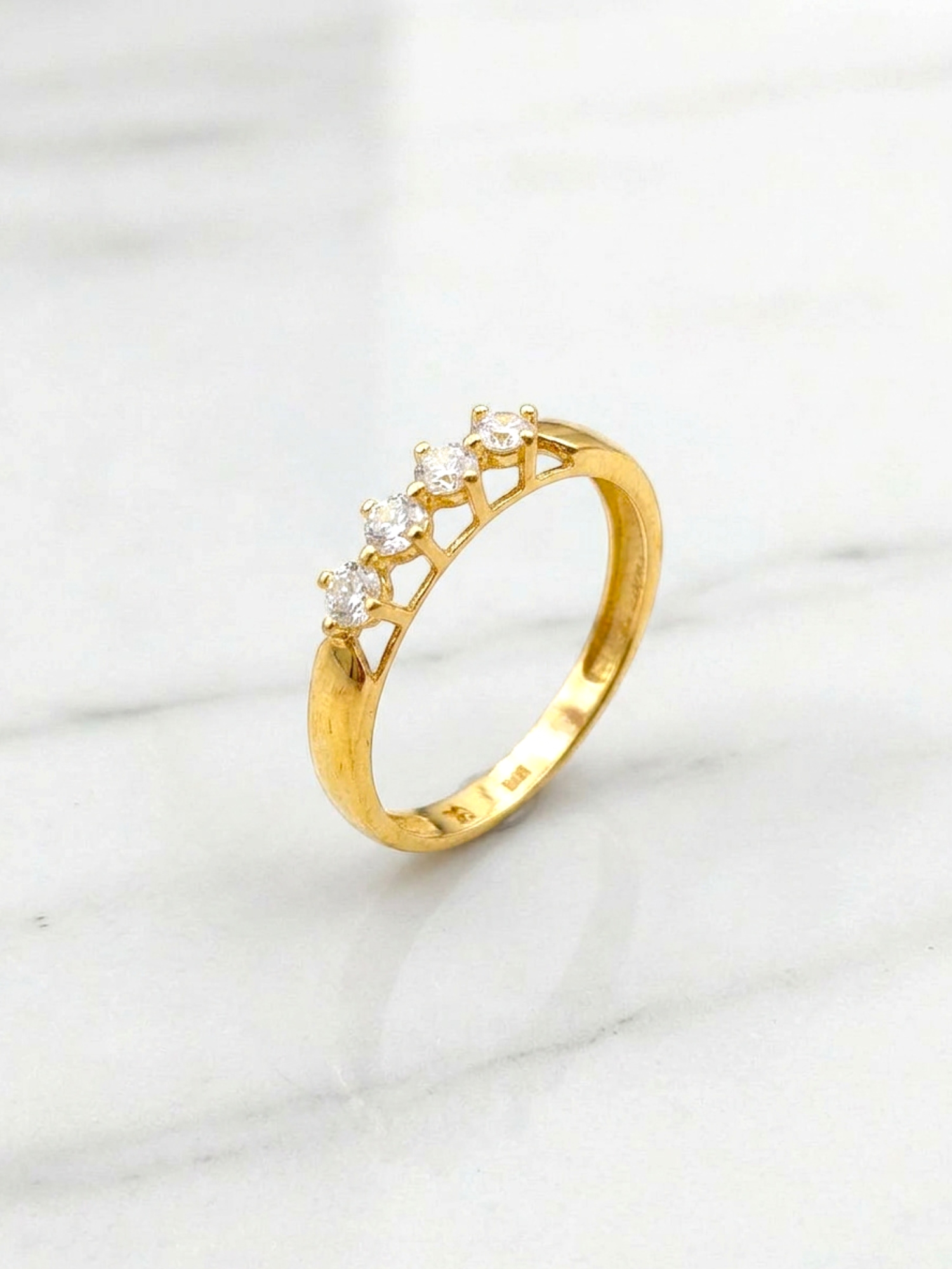 Anillo medio cintillo grifa con circones Oro 18k 1