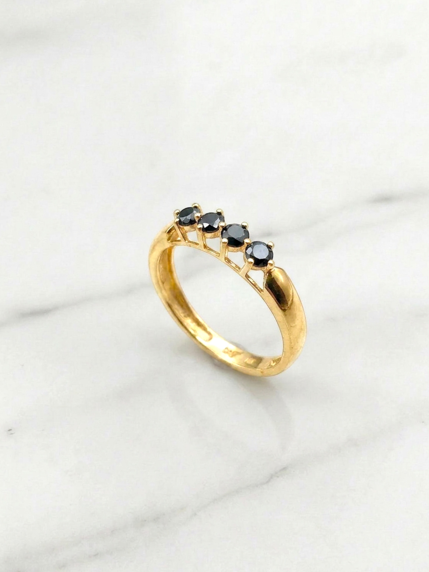 Anillo medio cintillo grifa ónix Oro 18k 1
