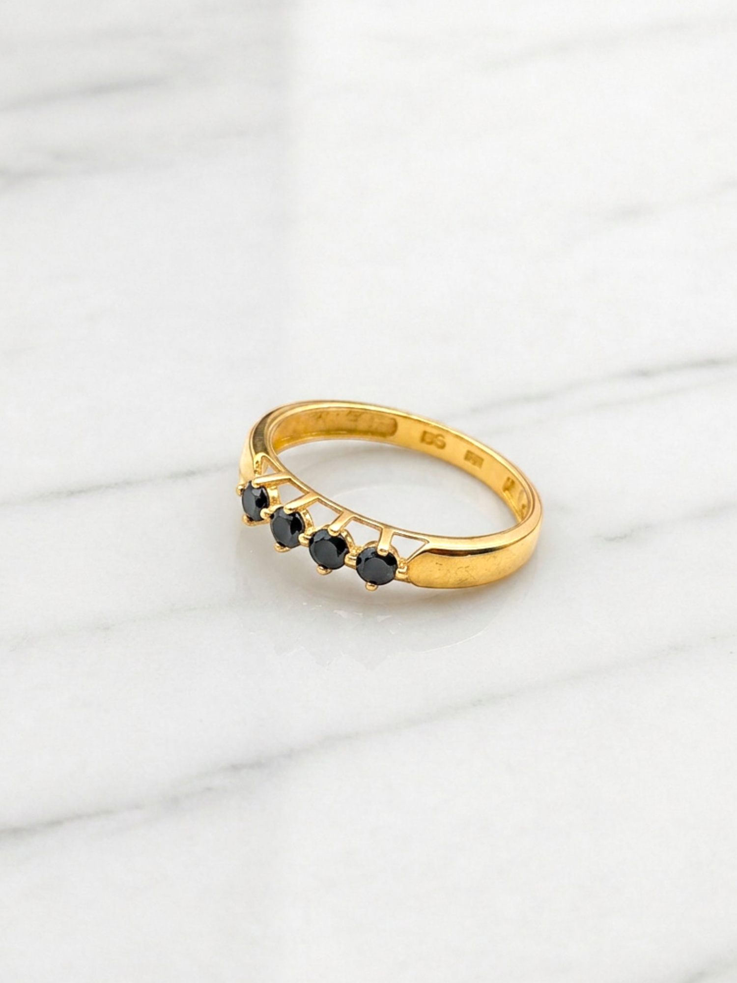 Anillo medio cintillo grifa ónix Oro 18k 4