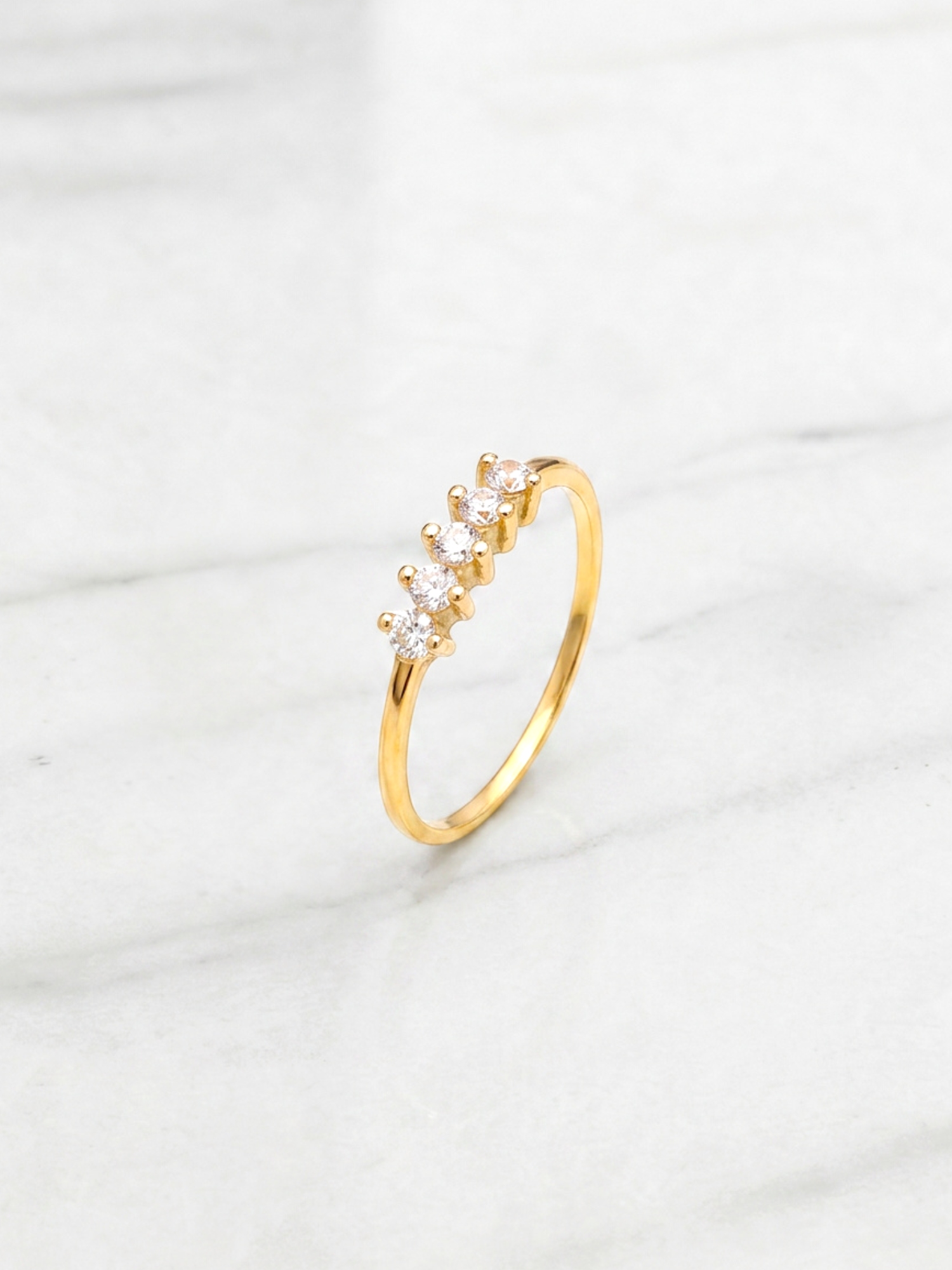 Anillo medio cintillo 5 circones Oro 18k 2