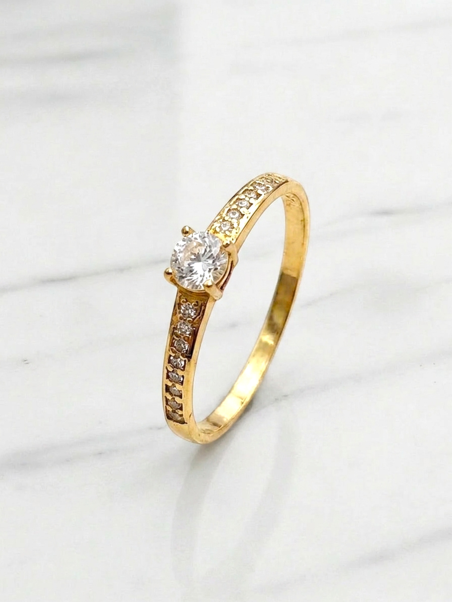 Anillo solitario cintillo circónes Oro 18k 5