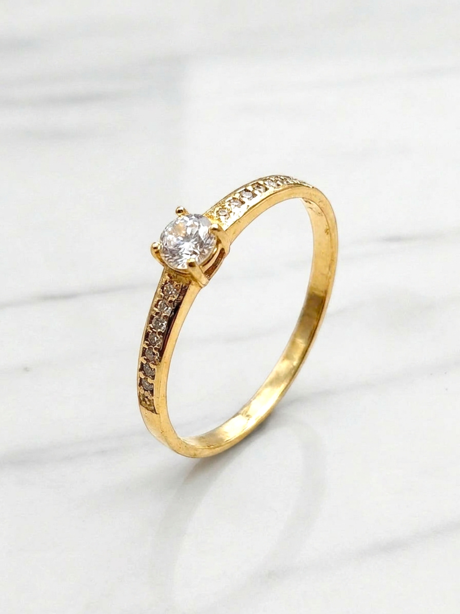 Anillo solitario cintillo circónes Oro 18k 4