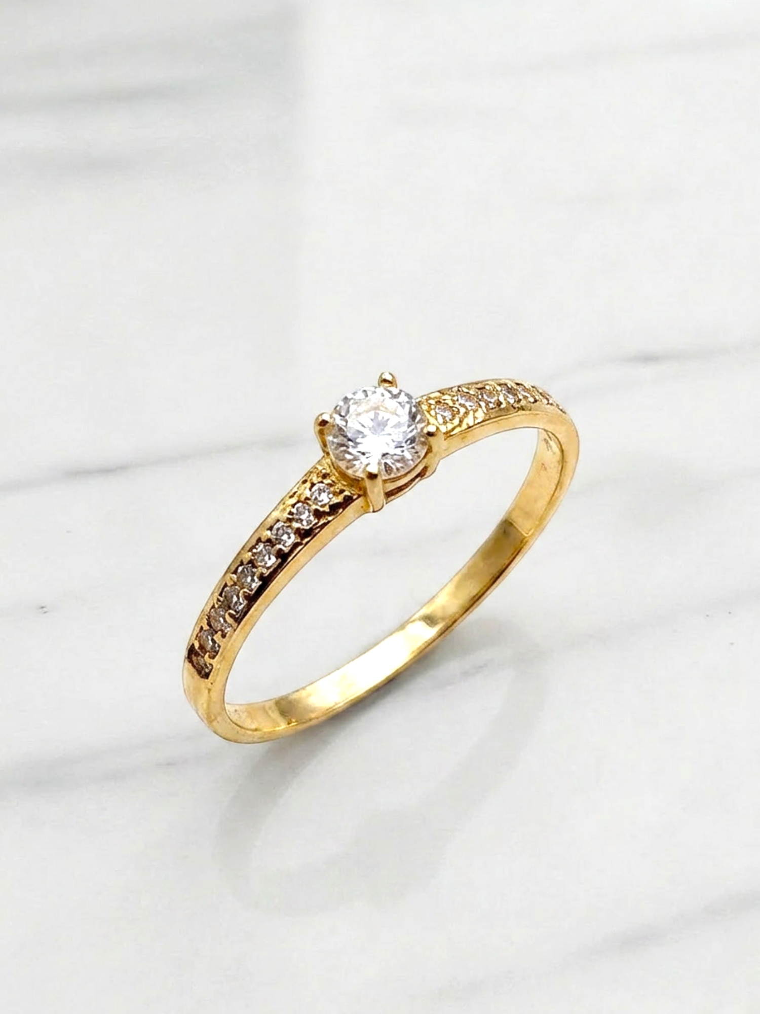 Anillo solitario cintillo circónes Oro 18k 3