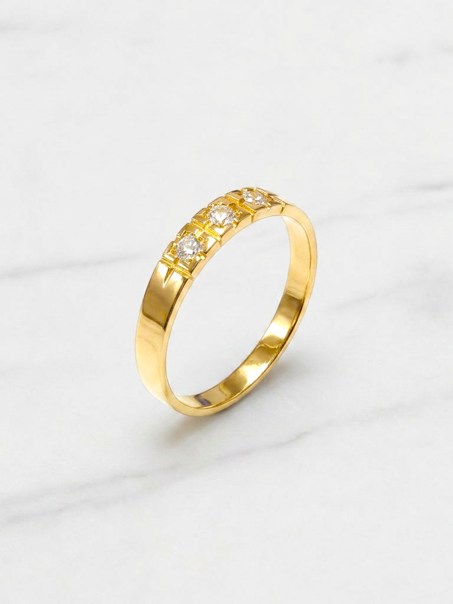 Anillo medio cintillo engastado tres circónes Oro 18k 1
