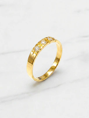 Anillo medio cintillo engastado tres circónes Oro 18k