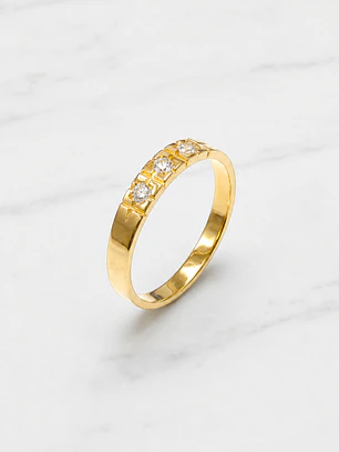 Anillo medio cintillo engastado tres circónes Oro 18k