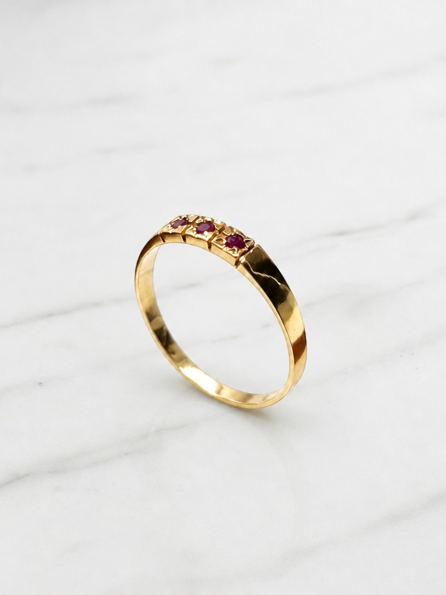 Anillo medio cintillo tres Rubíes Oro 18k   3