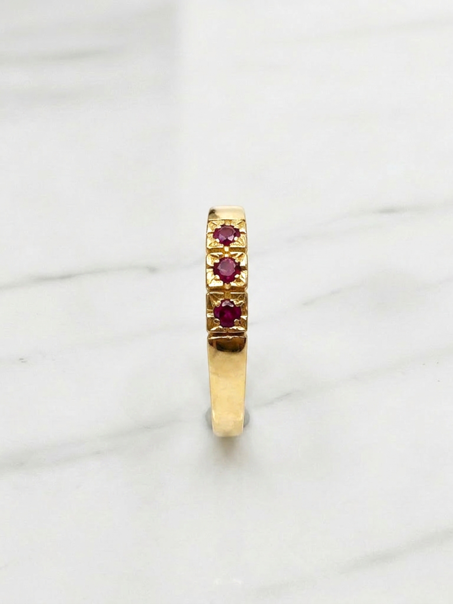 Anillo medio cintillo tres Rubíes Oro 18k   2